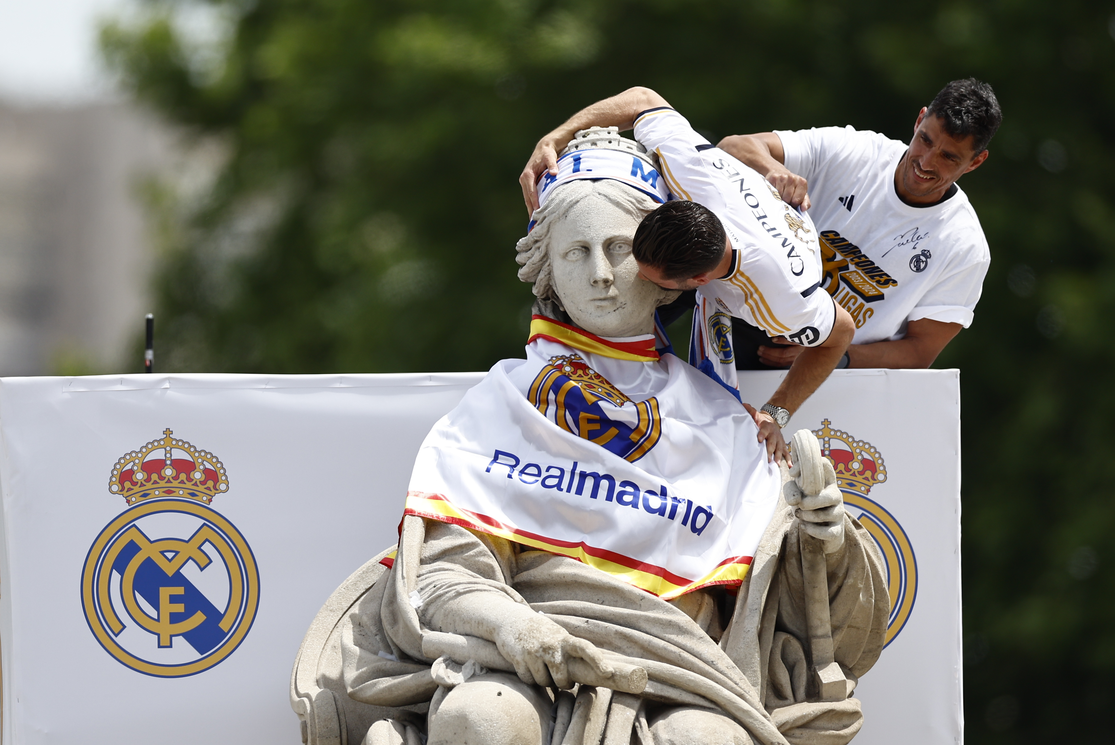 El capitán del Real Madrid, Nacho Fernández (i), junto a la estatua de la diosa Cibeles durante la celebración con aficionados de la trigésimo sexta Liga.
(Foto Prensa Libre: EFE).