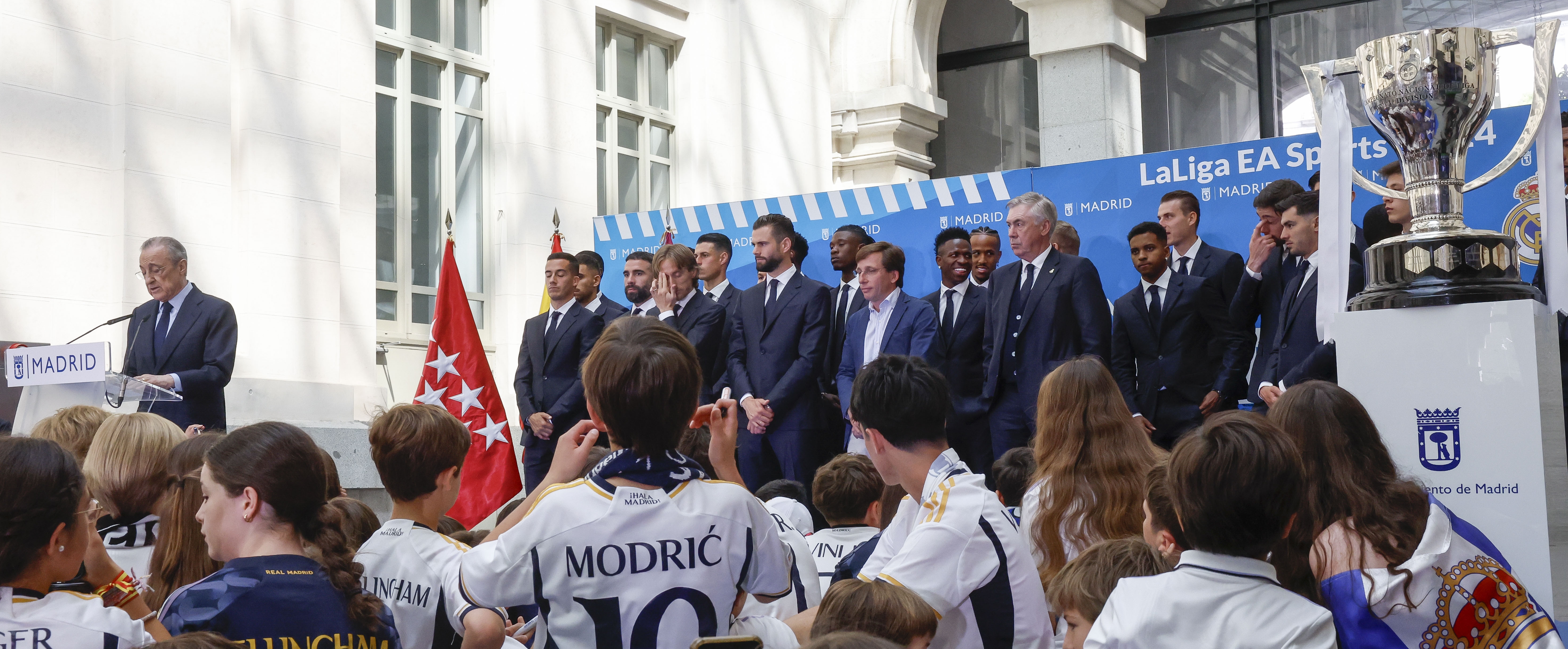 El presidente del Real Madrid, Florentino Pérez (i), pronuncia unas palabras durante la recepción que ha tenido lugar en ayuntamiento de la capital como parte de los actos de celebración de la trigésimo sexta Liga conseguida por el equipo este domingo en Madrid. (Foto Prensa Libre: EFE)