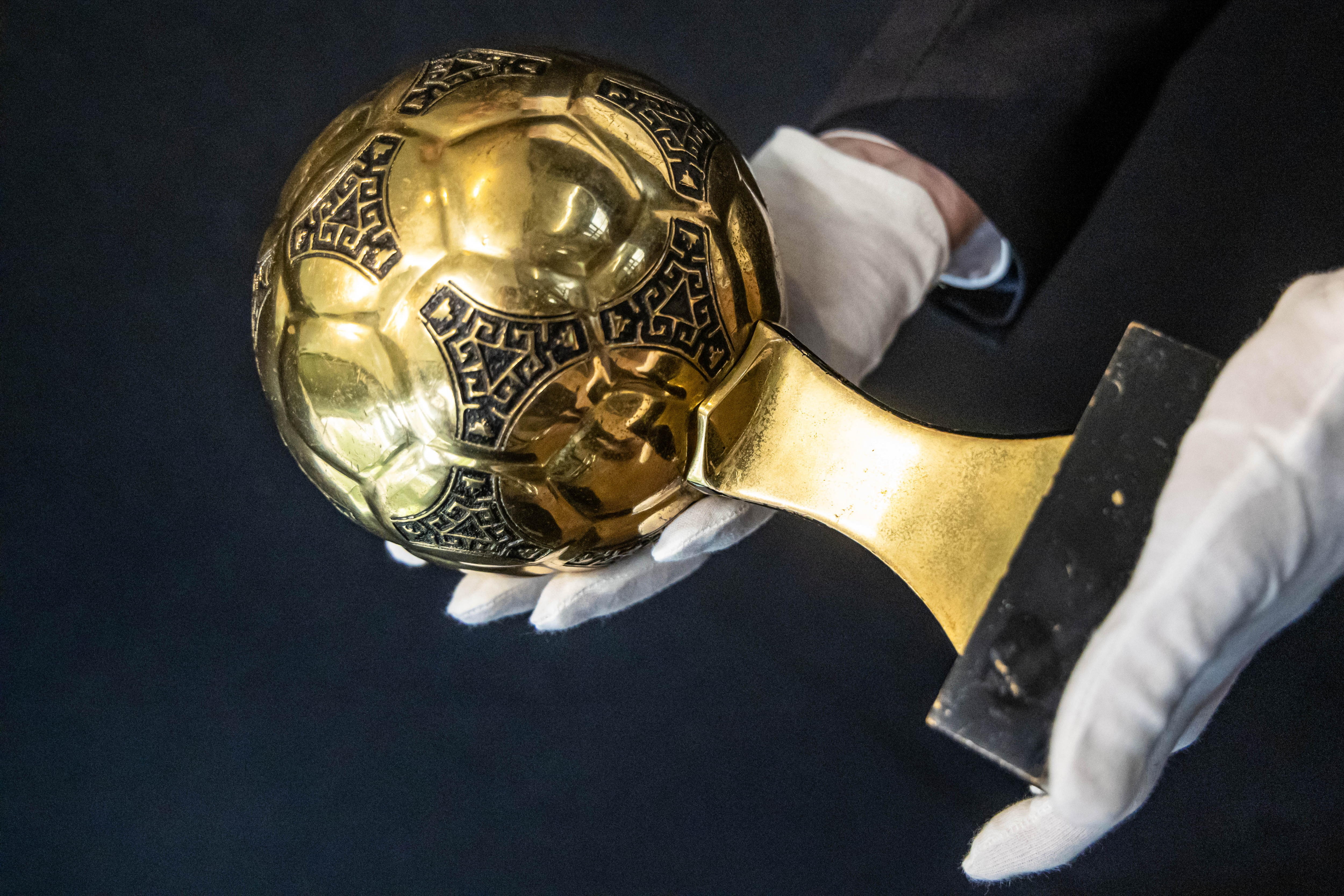 Polémica legal por subasta del Balón de Oro de Maradona