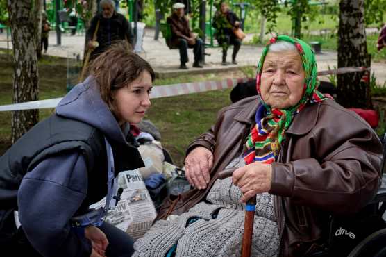 Kharkiv (Ukraine), 15/05/2024.- Volunteer helps an elderly woman at the evacuation center which receives people who had to leave territories close to the Russian border in Kharkiv, Ukraine, 15 May 2024 amid the Russian invasion. More than 7,900 residents from settlements in areas of the Kharkiv region bordering Russia have been evacuated as hostilities intensified according to the head of the Kharkiv Military Administration Oleg Synegubov. The evacuations follow a cross-border offensive by Russian forces, who claimed the capture of several villages in the region. Russian troops entered Ukrainian territory on 24 February 2022, starting a conflict that has provoked destruction and a humanitarian crisis. (Rusia, Ucrania) EFE/EPA/SERGEY KOZLOV