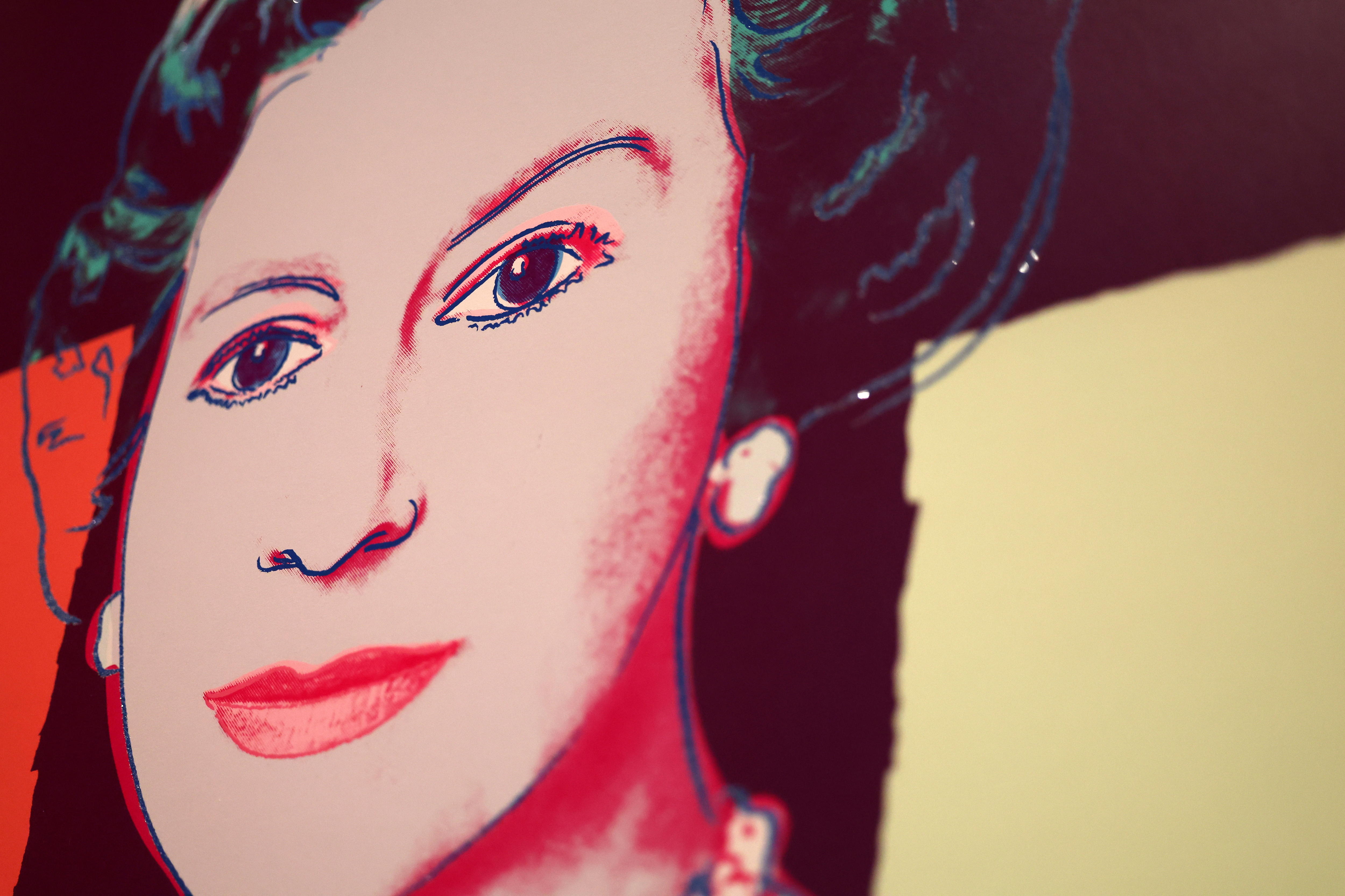 Detalle de una imagen de la reina Isabel II realizada por Andy Warhol en la sesión fotográfica de la exposición «Royal Portraits: A Century of Photography» en la King's Gallery del Palacio de Buckingham, Londres, Gran Bretaña, el 16 de mayo de 2024. (Foto Prensa Libre: EFE)
