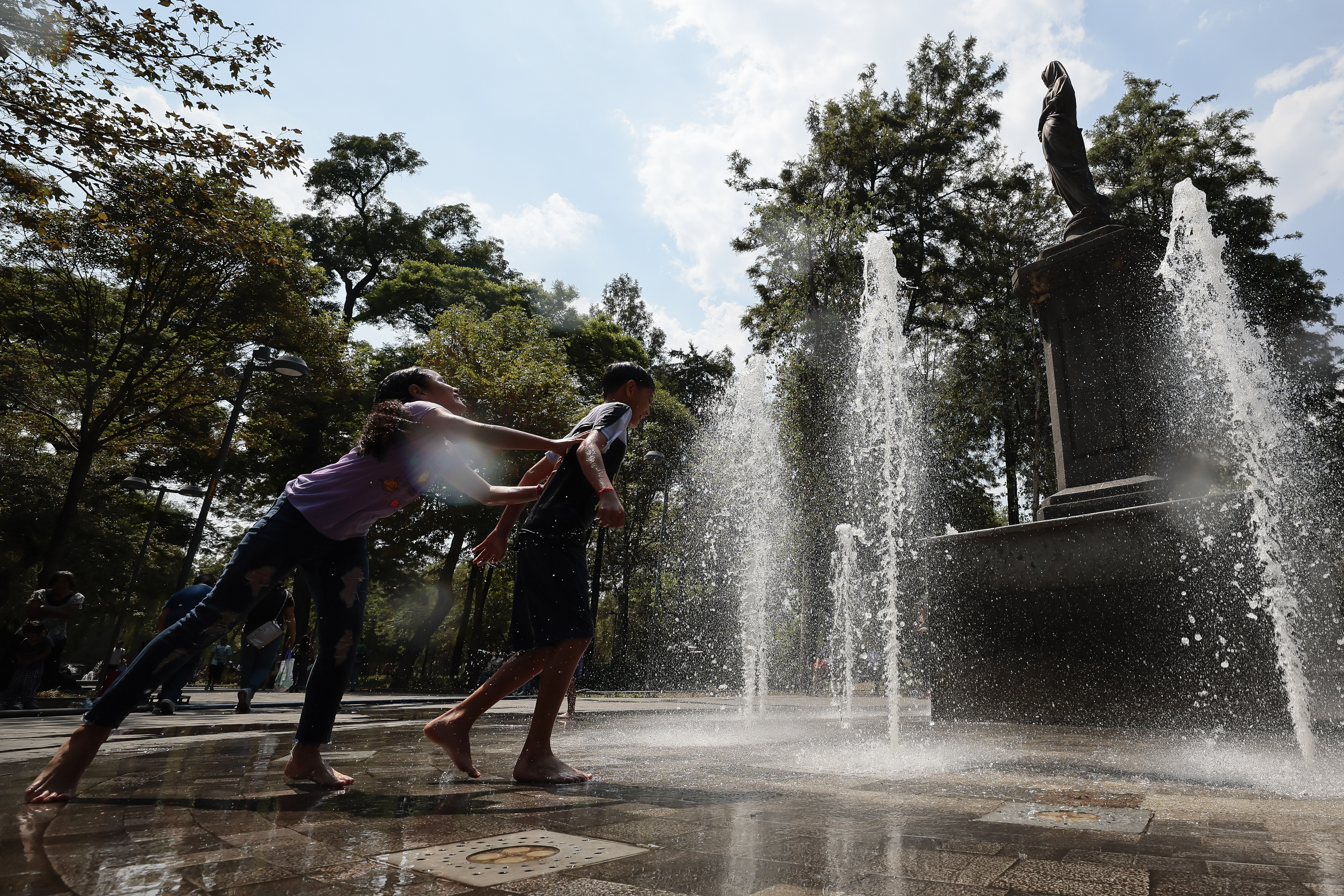  Niños se refrescan debido a las altas temperaturas registradas en la Ciudad de México. (Foto Prensa Libre: EFE)