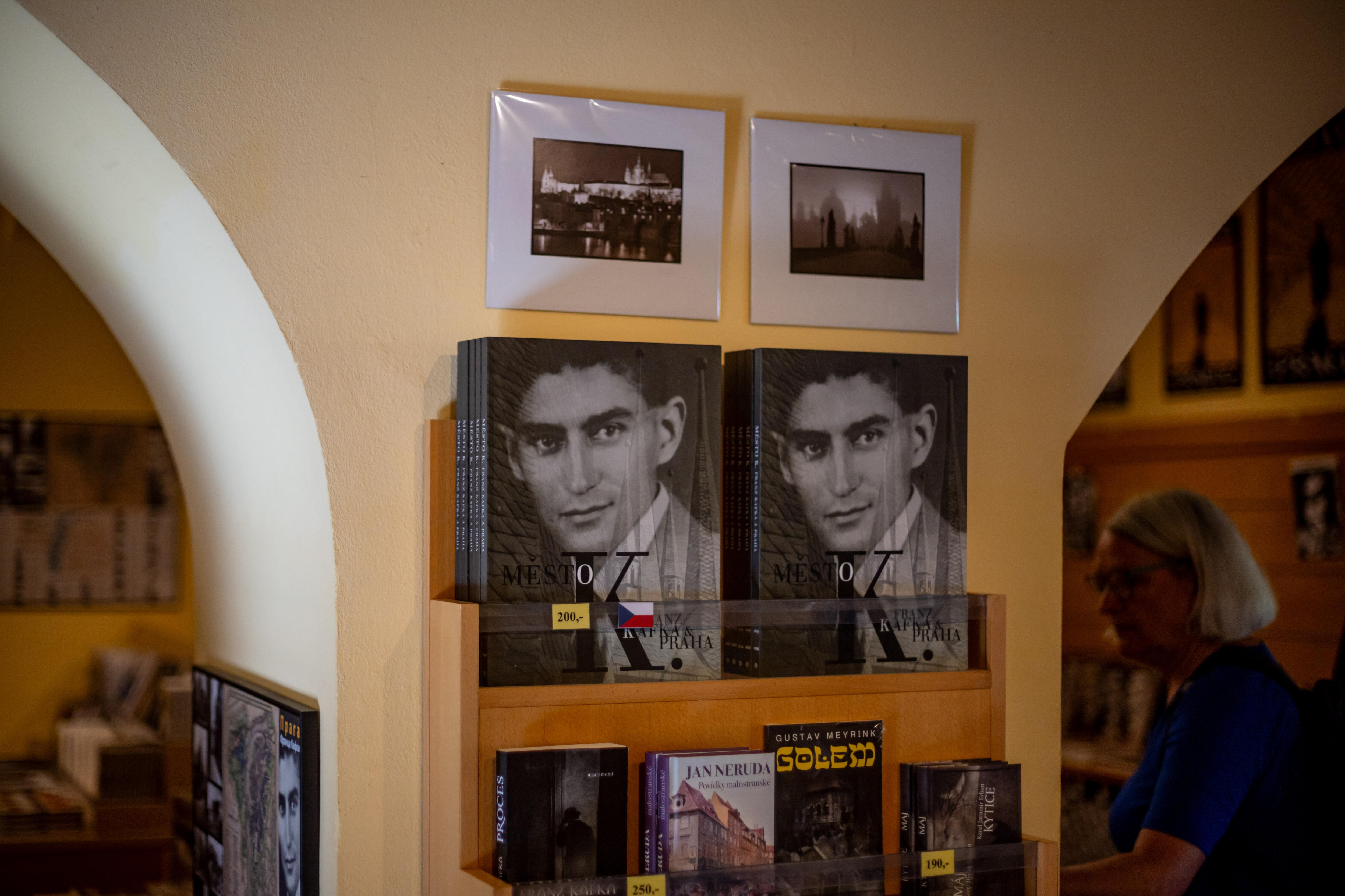 Libros sobre Franz Kafka, un célebre escritor en lengua alemana de origen checo, que el 3 de junio de 2024 se cumplirá el centenario de su muerte. (Foto Prensa Libre: EFE/EPA/MARTIN DIVISEk)