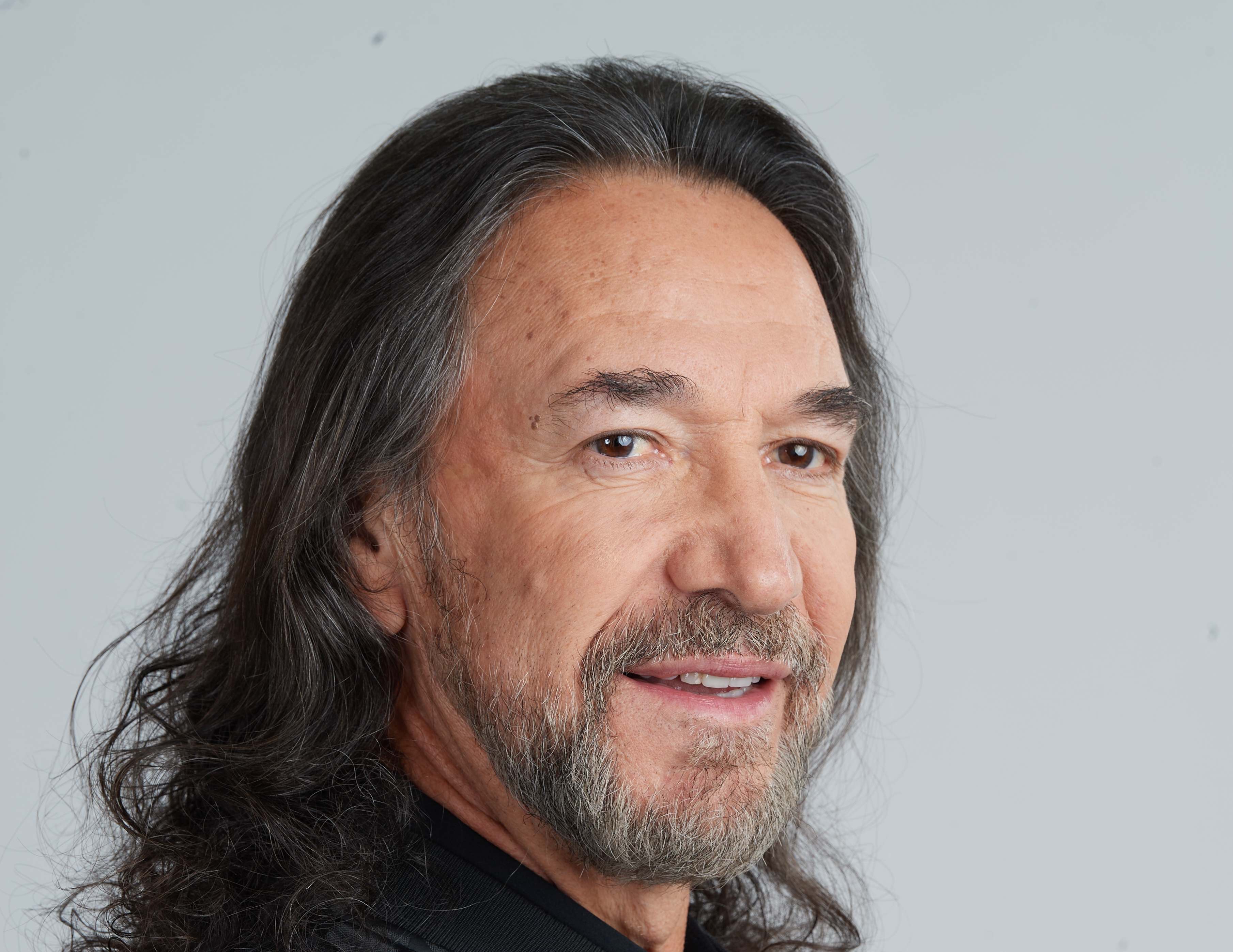 Fotografía cedida por Live Nation donde aparece el icónico cantante y compositor mexicano Marco Antonio Solís conocido como El Buki, quien imitó un paso tradicional de Michael Jackson.  (Foto Prensa Libre: EFE)