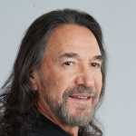 Fotografía cedida por Live Nation donde aparece el icónico cantante y compositor mexicano Marco Antonio Solís conocido como El Buki, quien imitó un paso tradicional de Michael Jackson. (Foto Prensa Libre: EFE)