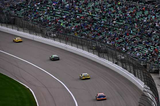 KANSAS CITY, KANSAS - MAY 05: A general view of racing during the NASCAR Cup Series AdventHealth 400 at Kansas Speedway on May 05, 2024 in Kansas City, Kansas.   Logan Riely/Getty Images/AFP (Photo by Logan Riely / GETTY IMAGES NORTH AMERICA / Getty Images via AFP)