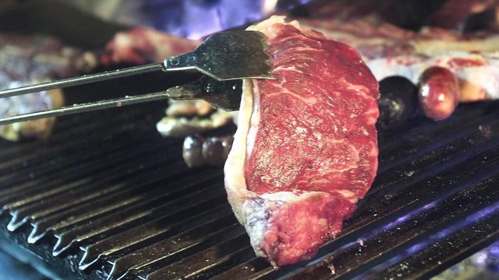 El tradicional "asado" de los argentinos se ha convertido en un lujo que muchos ya no pueden darse.

BBC