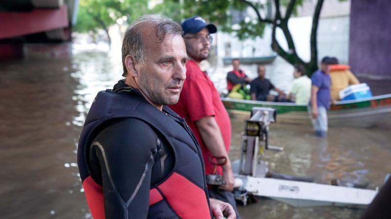 Aunque no sabía nadar y jamás había utilizado un kayak antes, Ivan Brizola pidió prestado uno y empezó a rescatar a personas. 

FERNANDO OTTO/BBC NEWS BRASIL