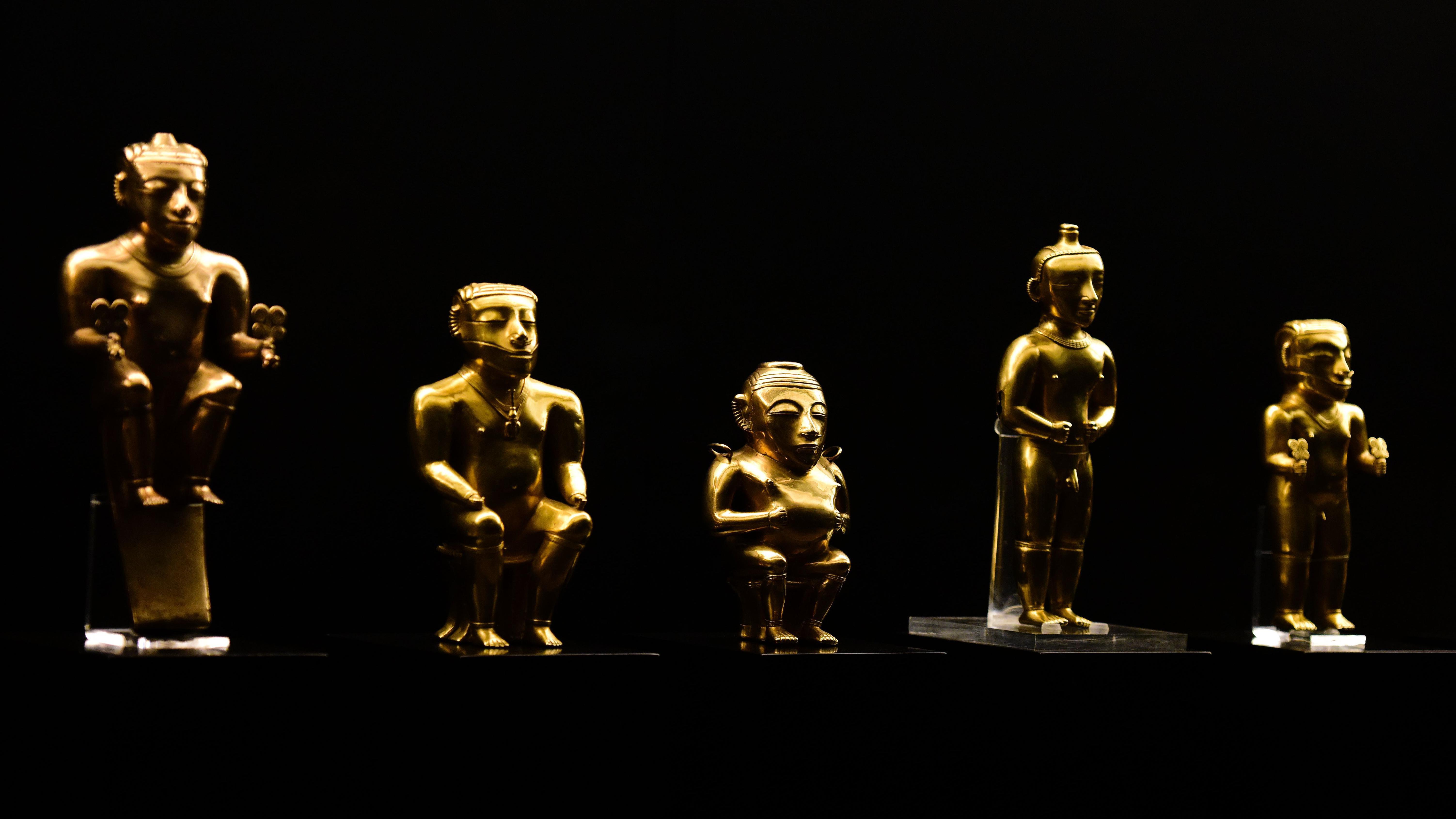 El tesoro Quimbaya incluye narigueras, collares, colgantes, palillos, orejeras, cascos, cuencos y recipientes antropomorfos.