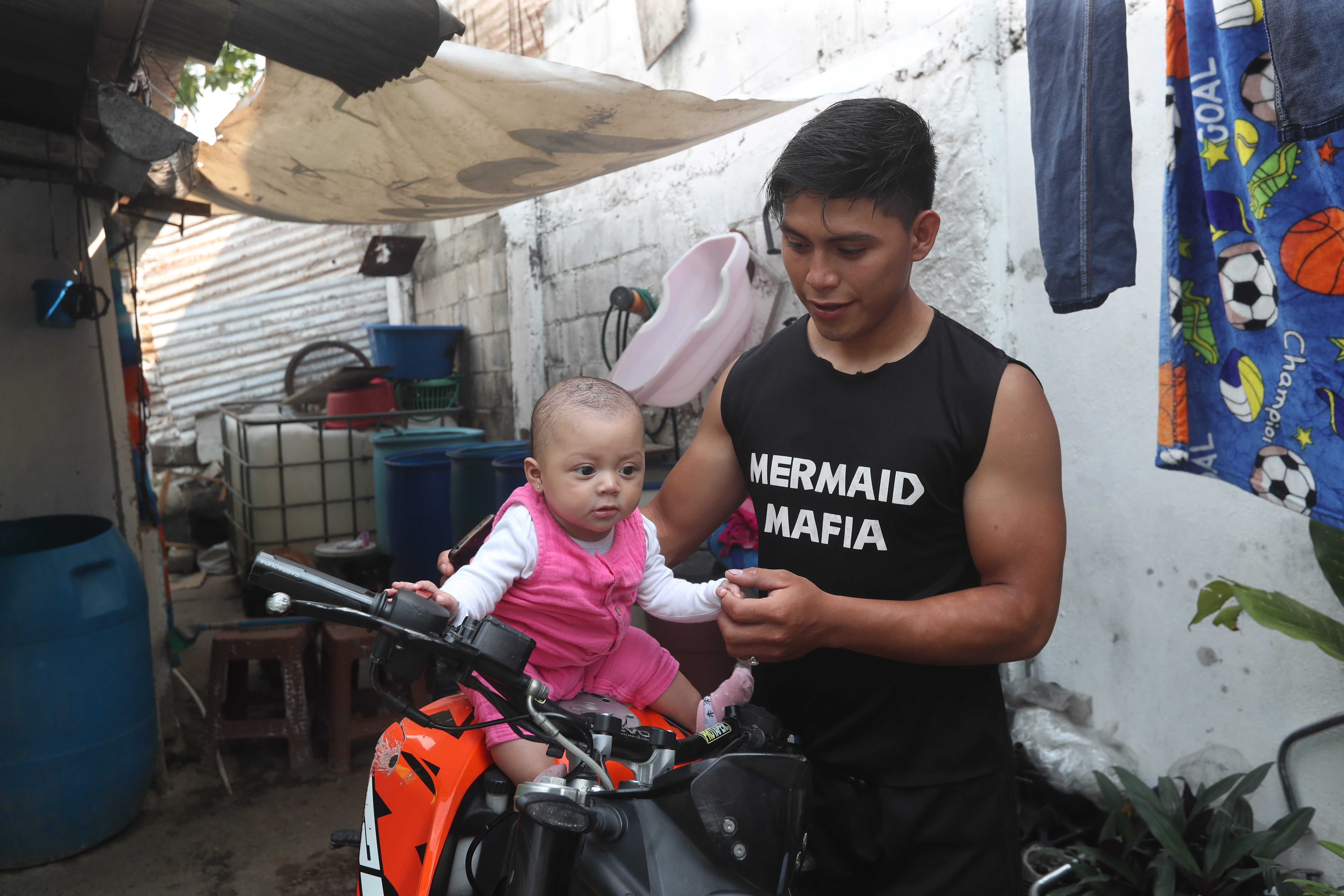 Su hija Ayleen de seis meses, madre, abuelo y esposa, fueron la fuerza que necesitaba para salir adelante. (Fotografía Prensa Libre: Érick Ávila).