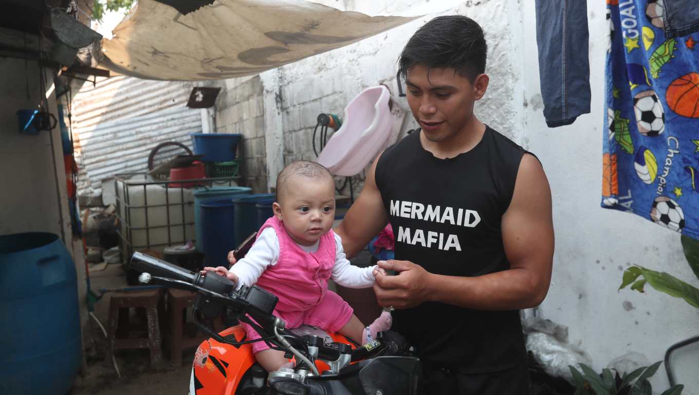 Su hija Ayleen de seis meses, madre, abuelo y esposa, fueron la fuerza que necesitaba para salir adelante. (Fotografía Prensa Libre: Érick Ávila).