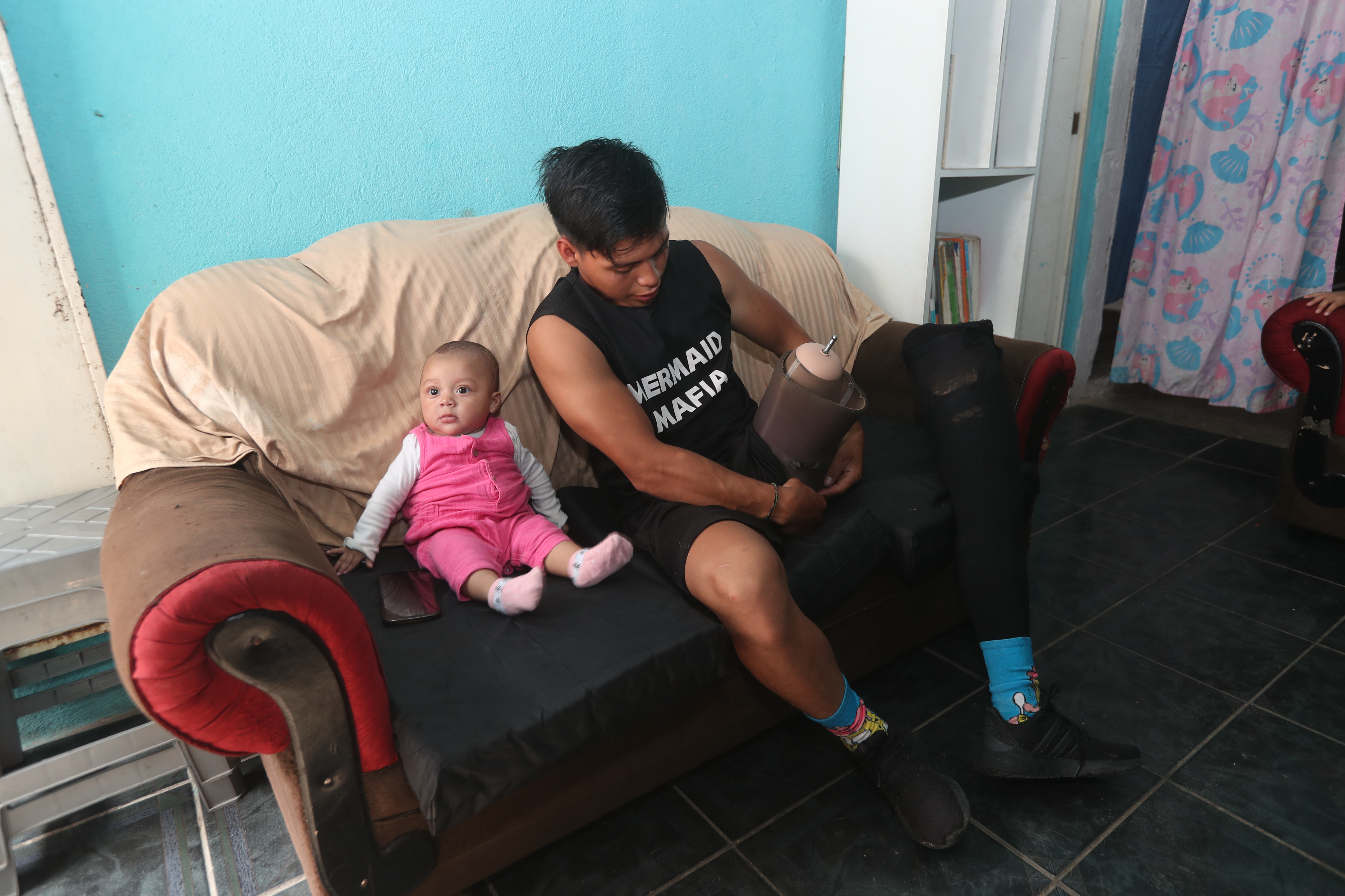 Kevin Alvarado perdió la pierna izquierda por un accidente en motocicleta, y luego de contar con prótesis y rehabilitación, ha superado las adversidades. (Fotografía Prensa Libre: Érick Ávila).