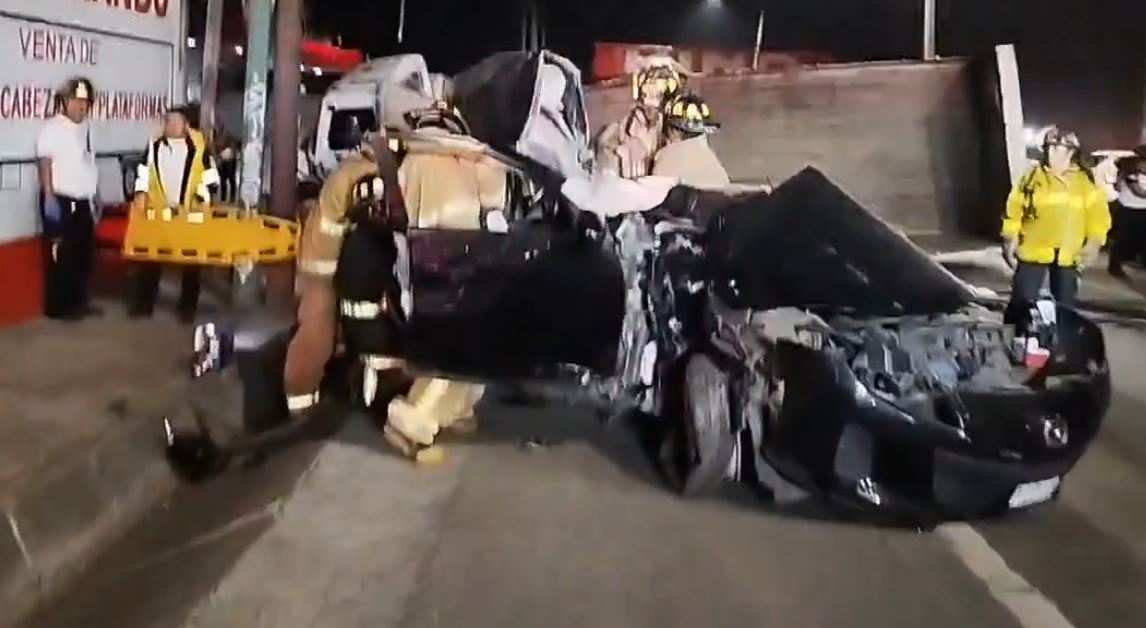 Dos fallecidos y auto destruido en accidente en km 35 de la ruta al Pacífico