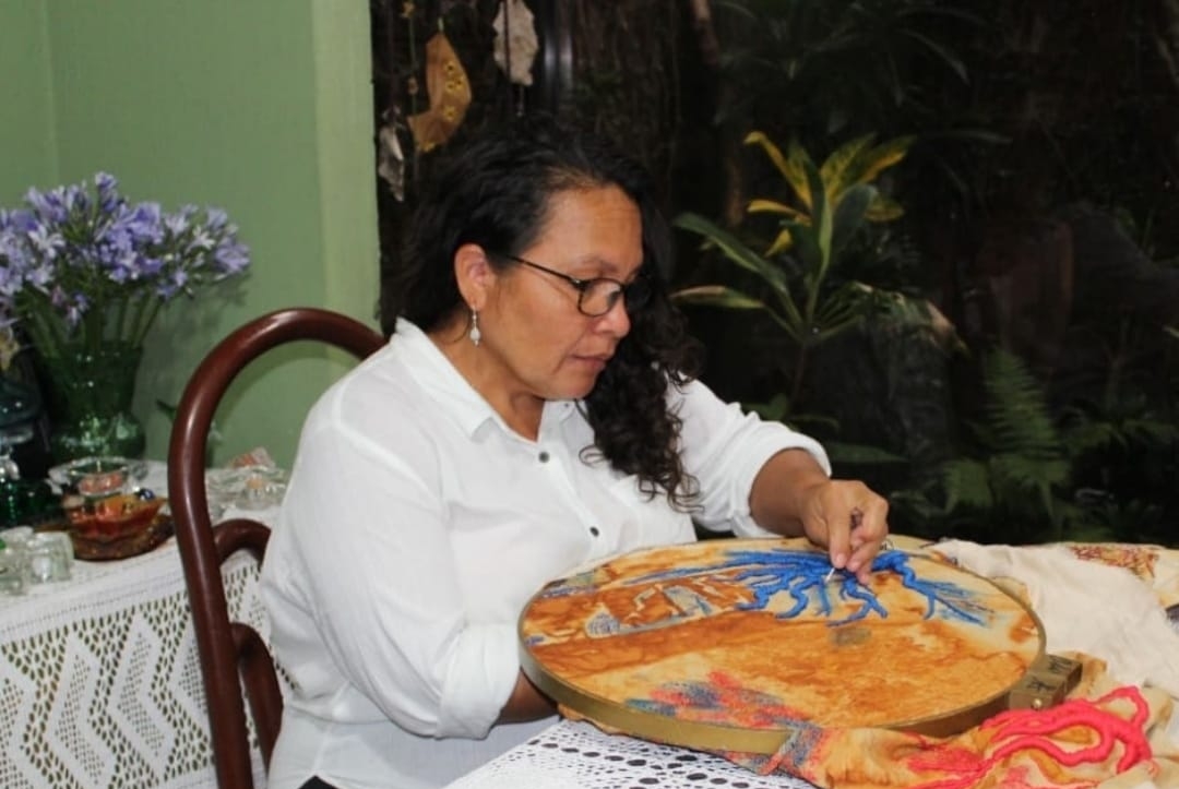 Ada Colocho elaborando la pieza Gaia,, parte de  Momentos 2023, en Iglesia de Santo Domingo.   (Foto Prensa Libre: cortesía Ada Colocho)