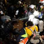 La policía se enfrenta a estudiantes pro-palestinos después de destruir parte de la barricada del campamento en el campus de la Universidad de California.