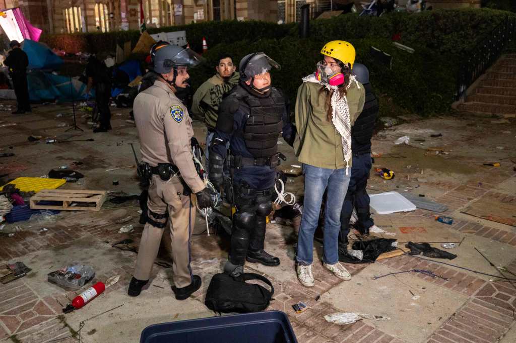 La policía arresta a dos manifestantes mientras despejan un campamento pro palestino en el campus de la Universidad de California. 