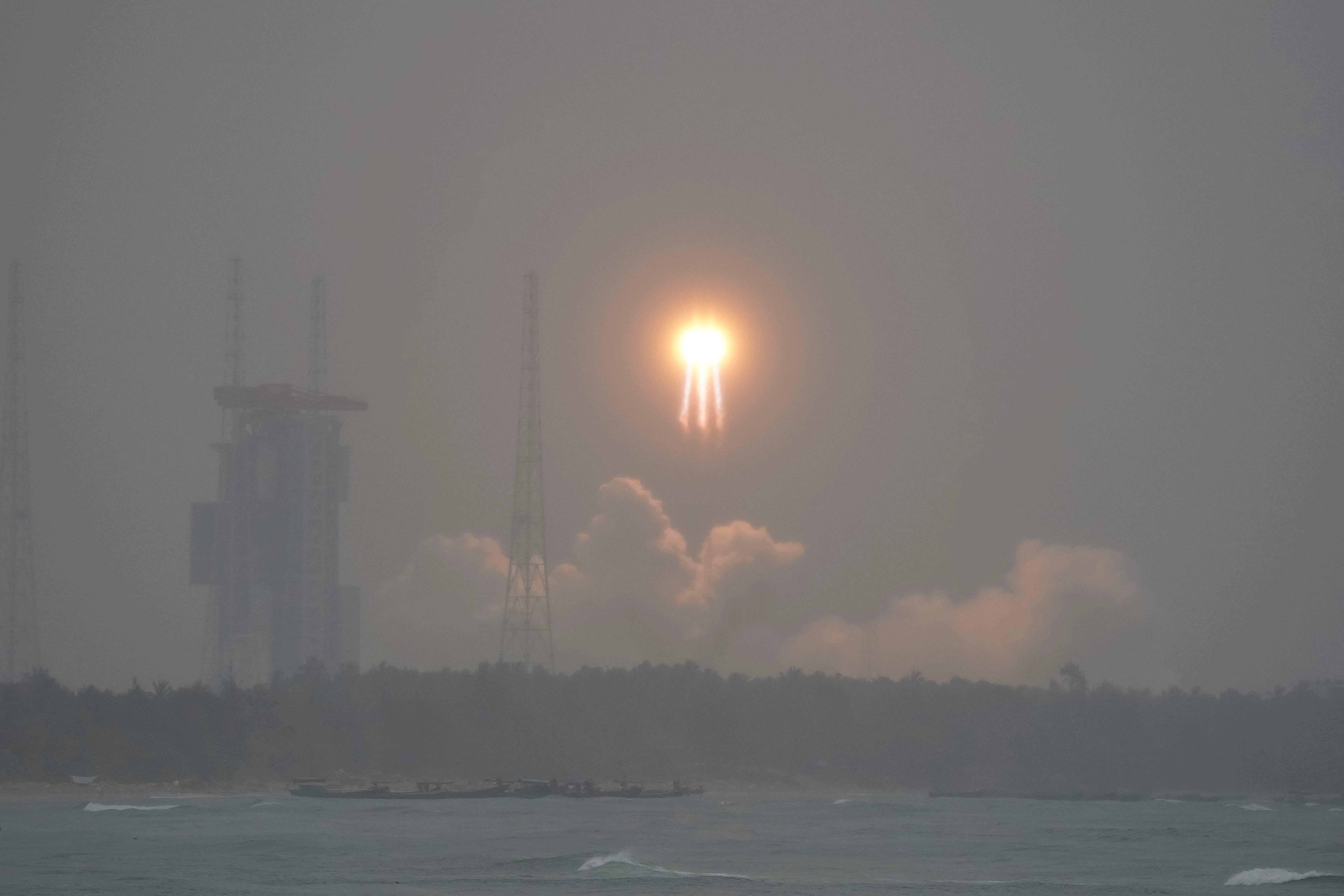 El cohete Gran Marcha-5 con la sonda lunar despegó desde el Sitio de Lanzamientos de Naves Espaciales de Wenchang en la provincia Hainan, en la sur de China (Foto Prensa Libre: AFP)