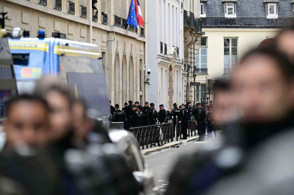 Los agentes franceses evacuan a los manifestantes que organizaban el plantón a favor de Gaza en el vestíbulo del Instituto de Estudios Políticos (Sciences Po Paris) en París el 3 de mayo de 2024. 