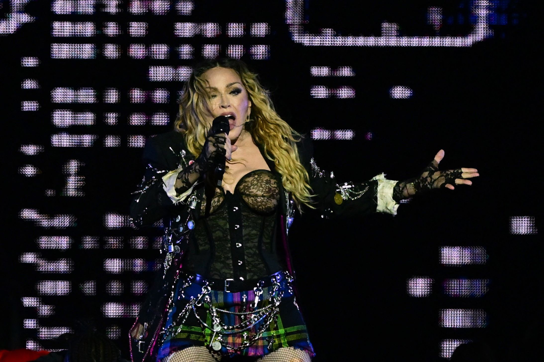 Madonna continúa llenando estadios luego de cuatro décadas de carrera musical. (Foto Prensa Libre: AFP)