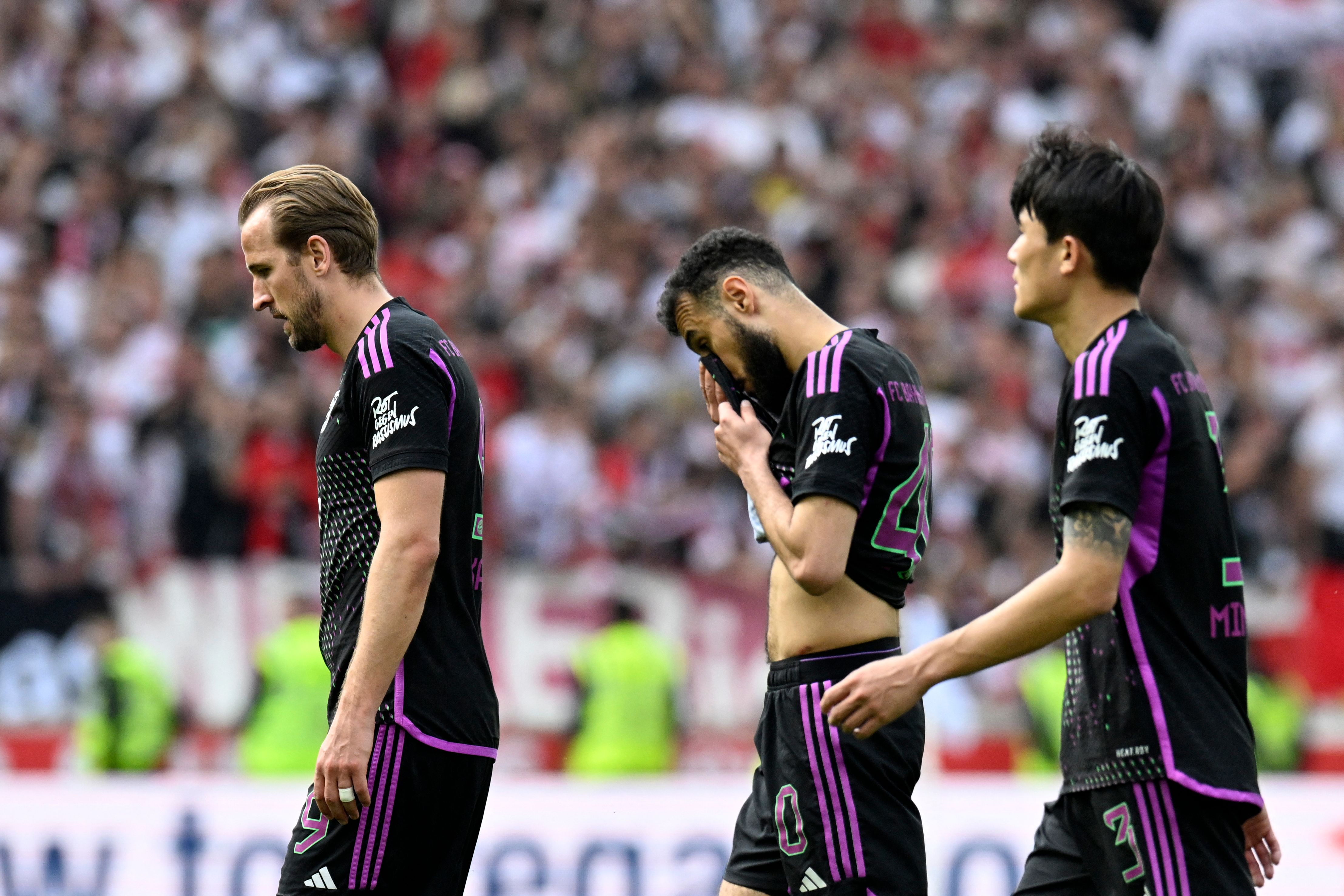 Los jugadores del FC Bayern lucen decepcionados tras su derrota ante el Stuttgart. (Foto Prensa Libre: EFE)