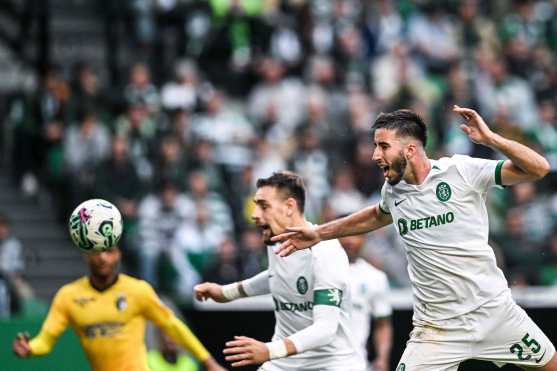 Sporting's Portuguese defender #25 Goncalo Inacio (R) heads the ball during the Portuguese league football match between Sporting CP and Portimonense SC at the Jose Alvalade stadium in Lisbon on May 4, 2024. (Photo by PATRICIA DE MELO MOREIRA / AFP)
