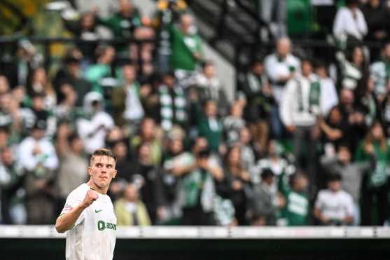 Sporting's Swedish forward #9 Viktor Gyokeres celebrates scoring a goal during the Portuguese league football match between Sporting CP and Portimonense SC at the Jose Alvalade stadium in Lisbon on May 4, 2024. (Photo by PATRICIA DE MELO MOREIRA / AFP)