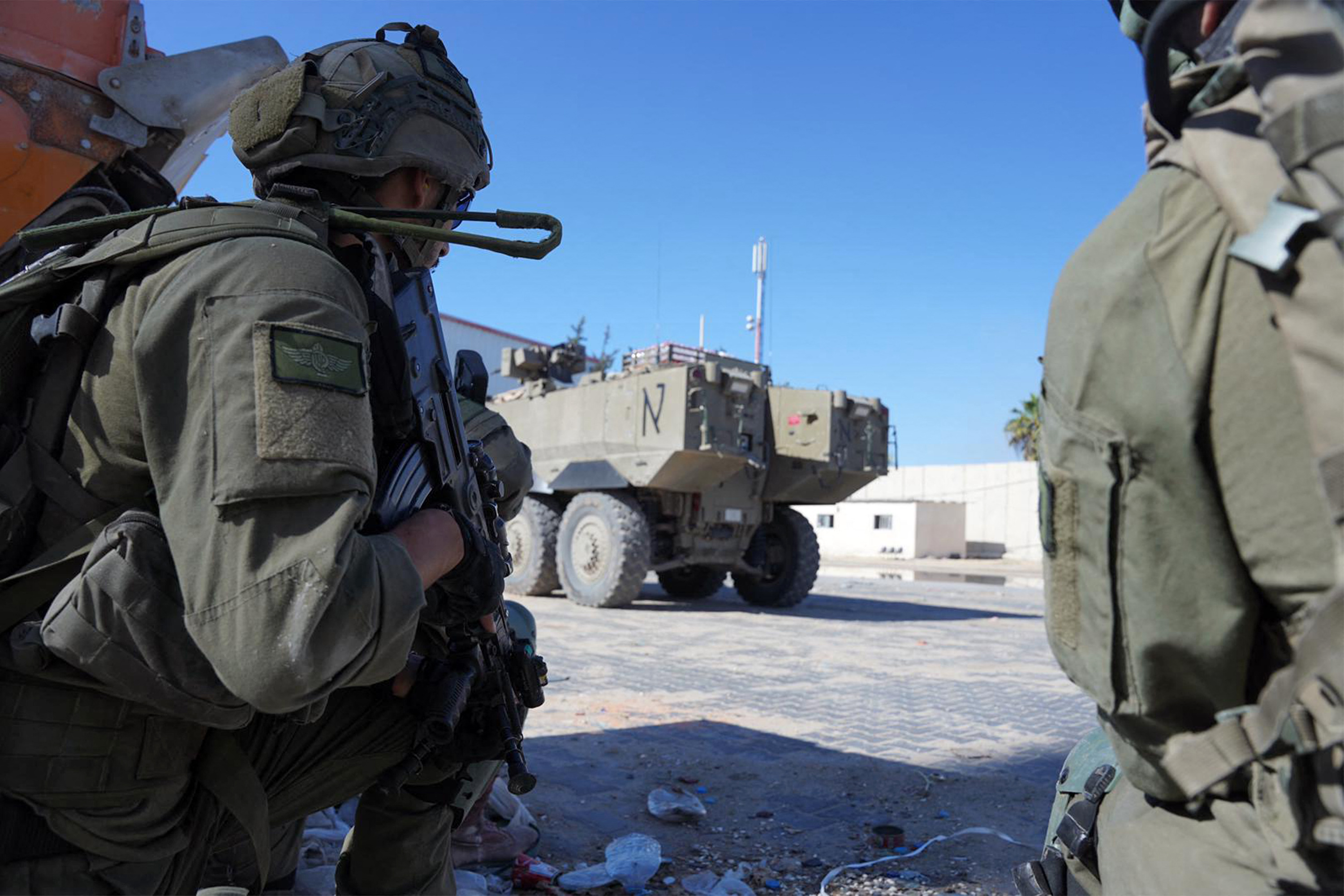 Esta fotografía publicada por el ejército israelí el 8 de mayo de 2024 supuestamente muestra a las fuerzas israelíes en Rafah, en el sur de la Franja de Gaza. (Foto Prensa Libre: AFP/ Handout / Israel Army)