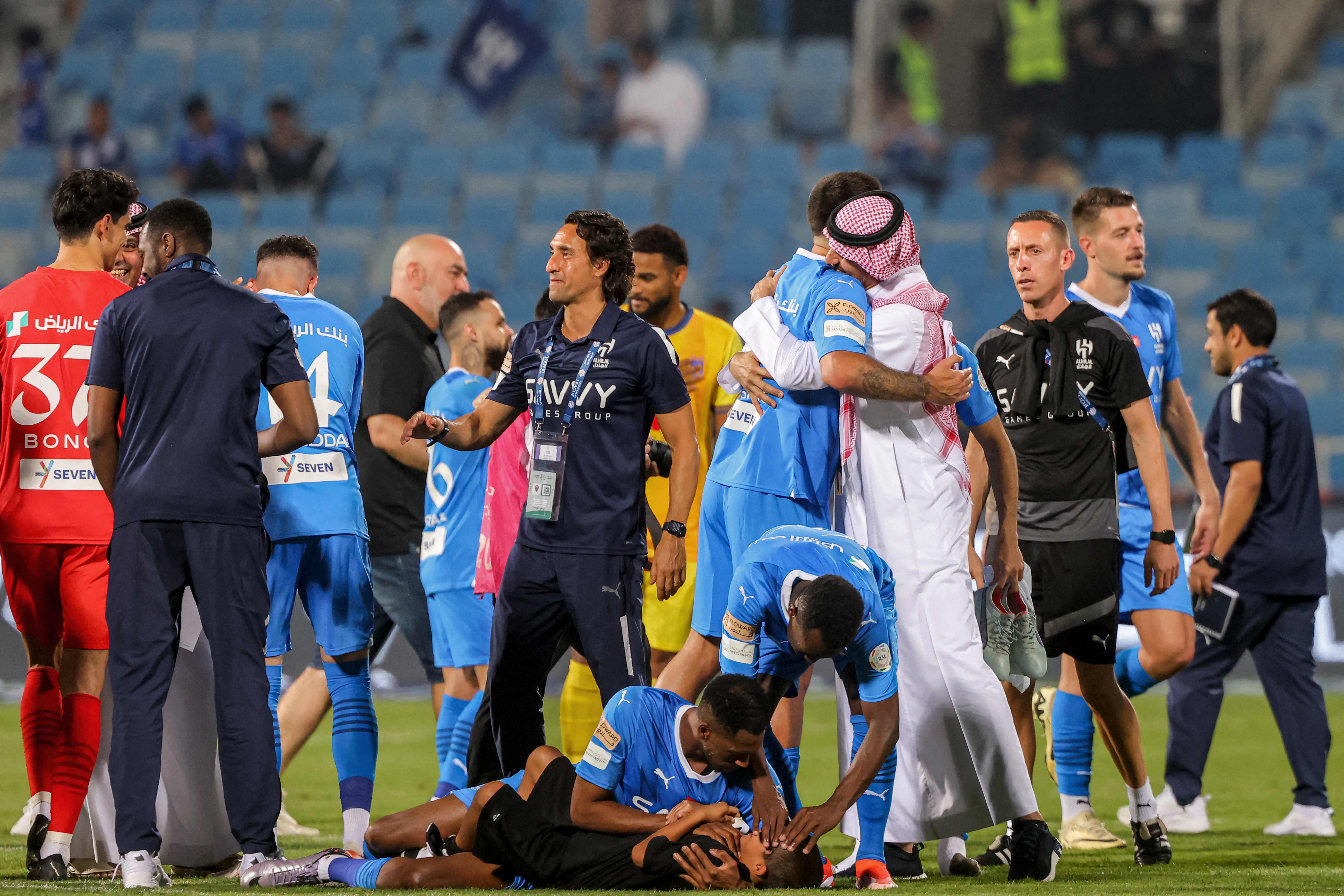 Los jugadores del Al Hilal festejan su título número 19 de la liga saudí después de enfrentarse al Al-Hazem en el Kingdom Arena (Foto Prensa Libre: AFP)