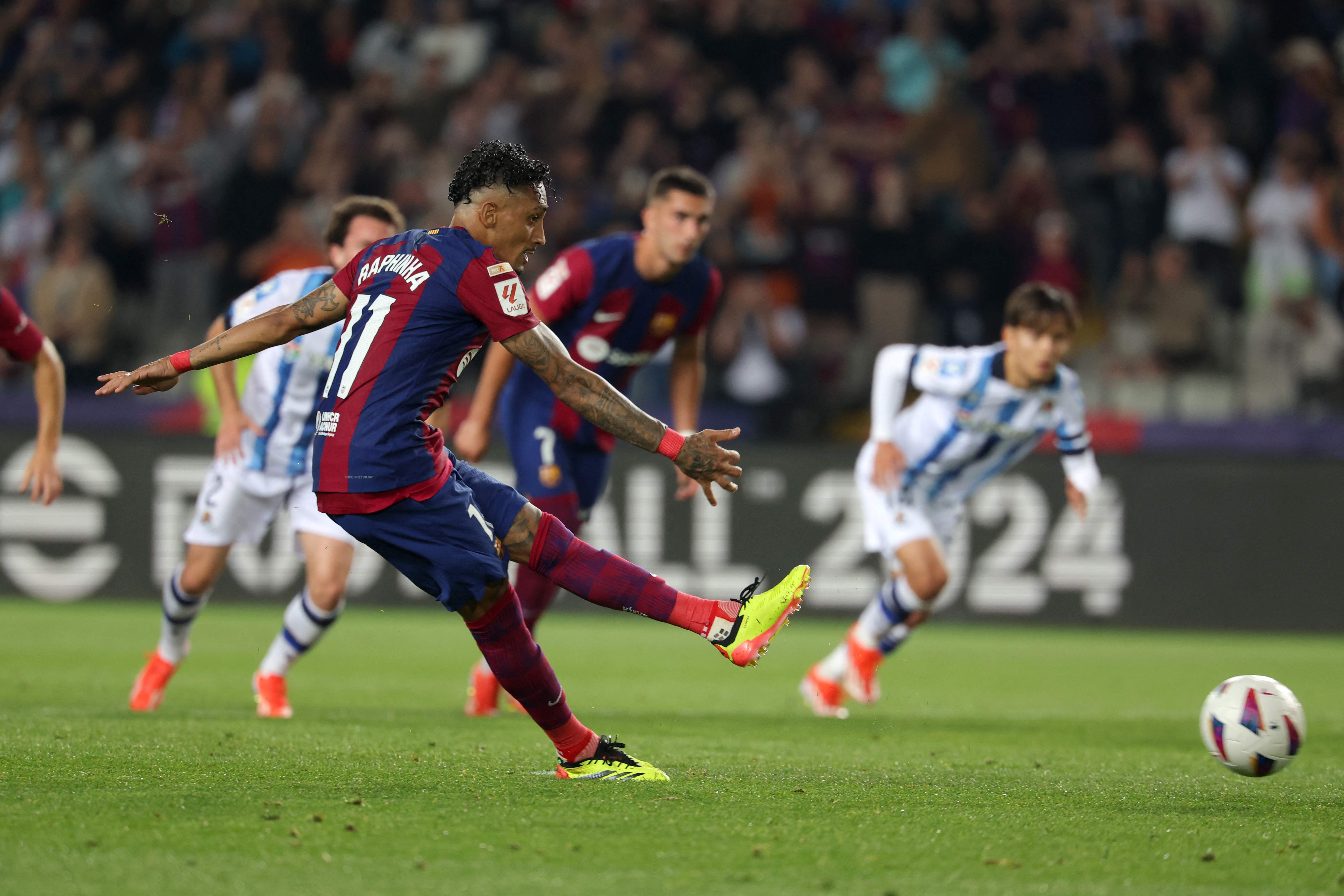 Raphinha logra de penal el segundo gol del Barcelona.