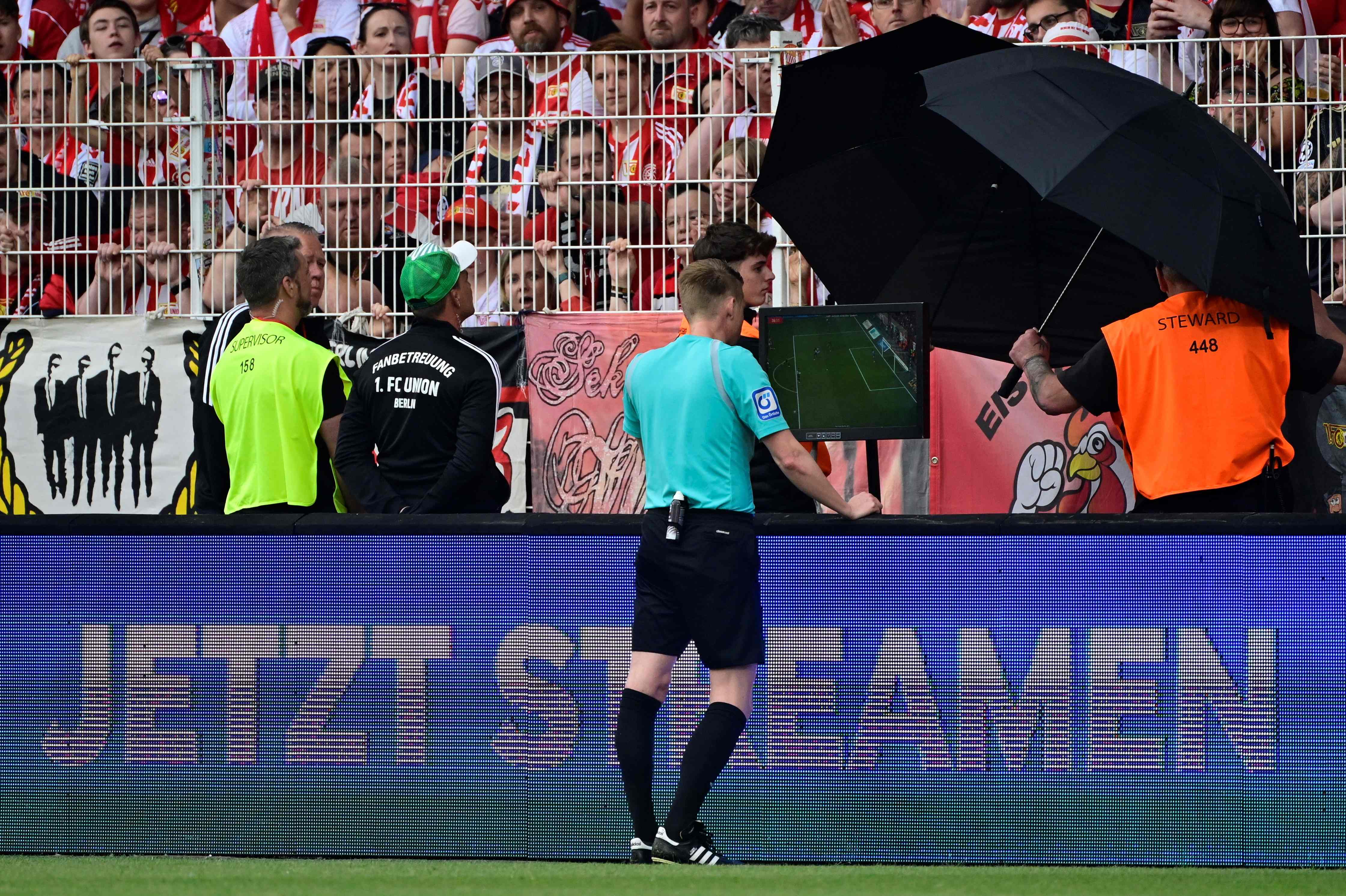 El árbitro alemán, Christian Dingert, revisa el Video Arbitrja (VAR) en un partido de la Bundesliga entre el FC Unión Berlín y el SC Freiburgo. (Foto Prensa Libre: AFP)