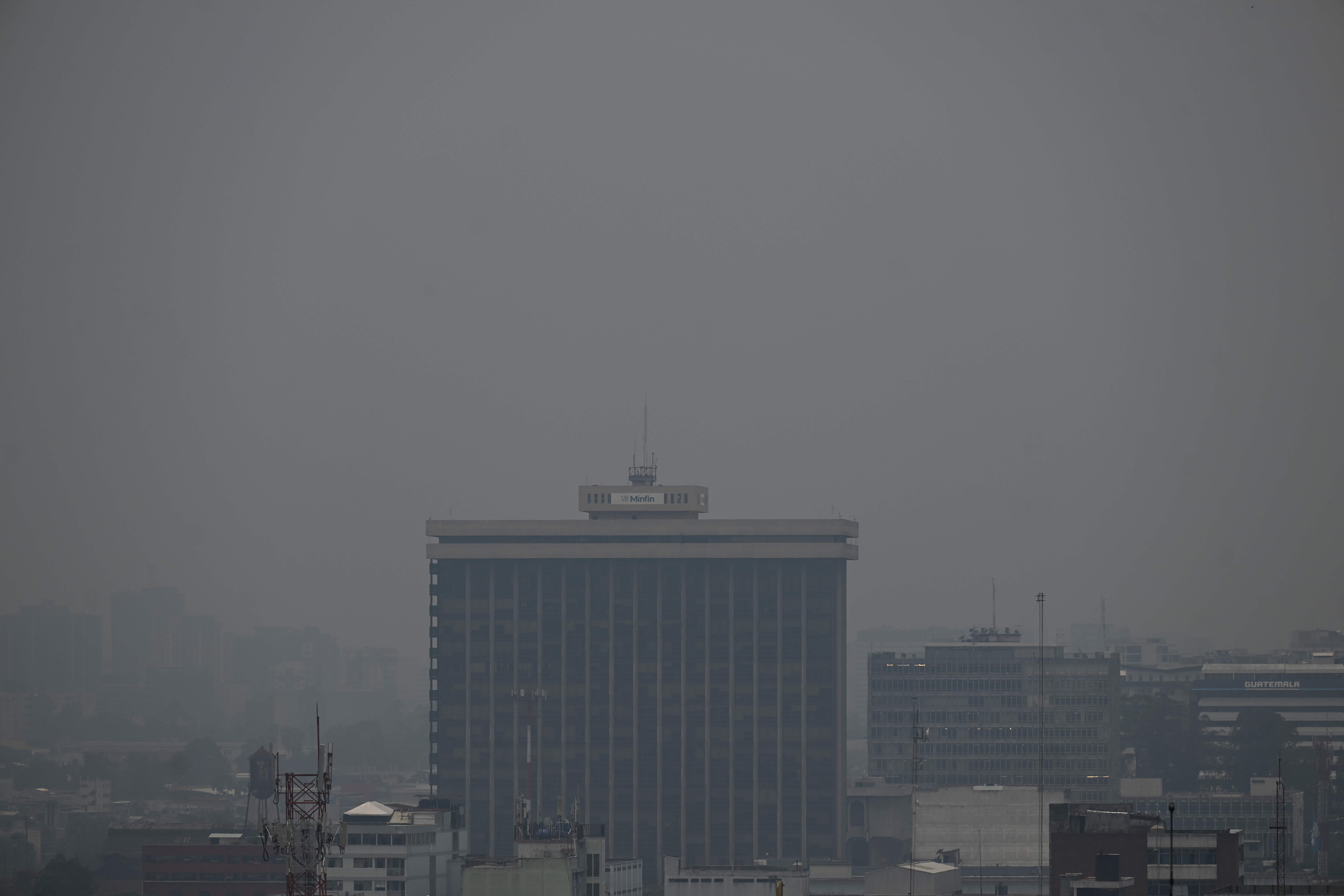 Vista aérea de una pesada capa de humo y otras emisiones sobre la Ciudad de Guatemala, tomada el 20 de mayo de 2024. (Foto Prensa Libre: AFP)