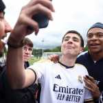 El jugador francés se tomó una selfie con un aficionado del Real Madrid.