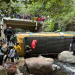 Un autobús se accidentó y cayó a un barranco en Quiché. (Foto Prensa Libre: Bomberos Voluntarios)