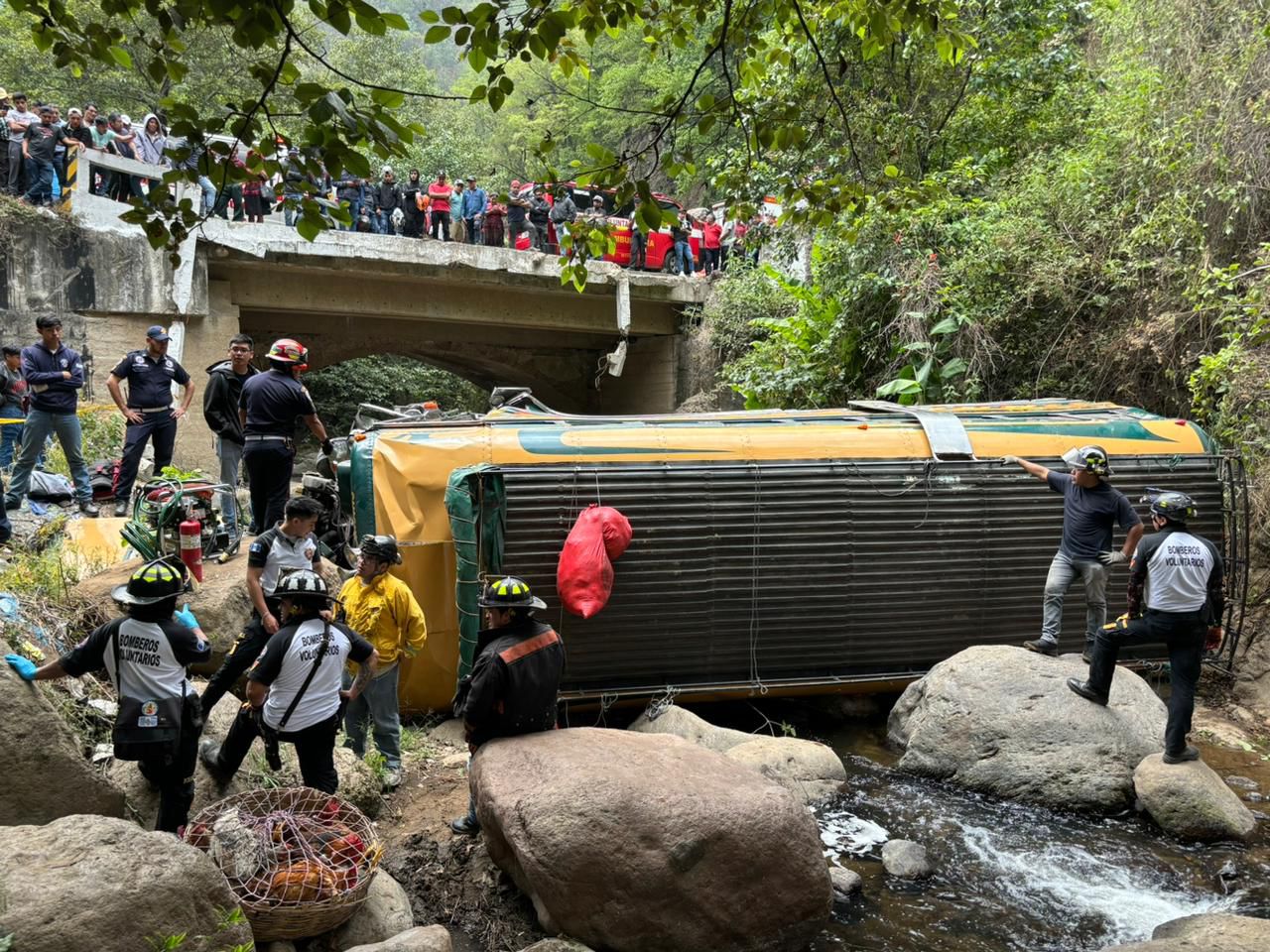 Un autobús se accidentó y cayó a un barranco en Quiché. (Foto Prensa Libre: Bomberos Voluntarios)
