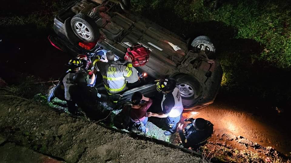 Socorristas rescatan a dos personas que viajaban en un vehículo y cayeron al río Pensativo, en Antigua Guatemala. (Foto Prensa Libre: Bomberos Voluntarios)