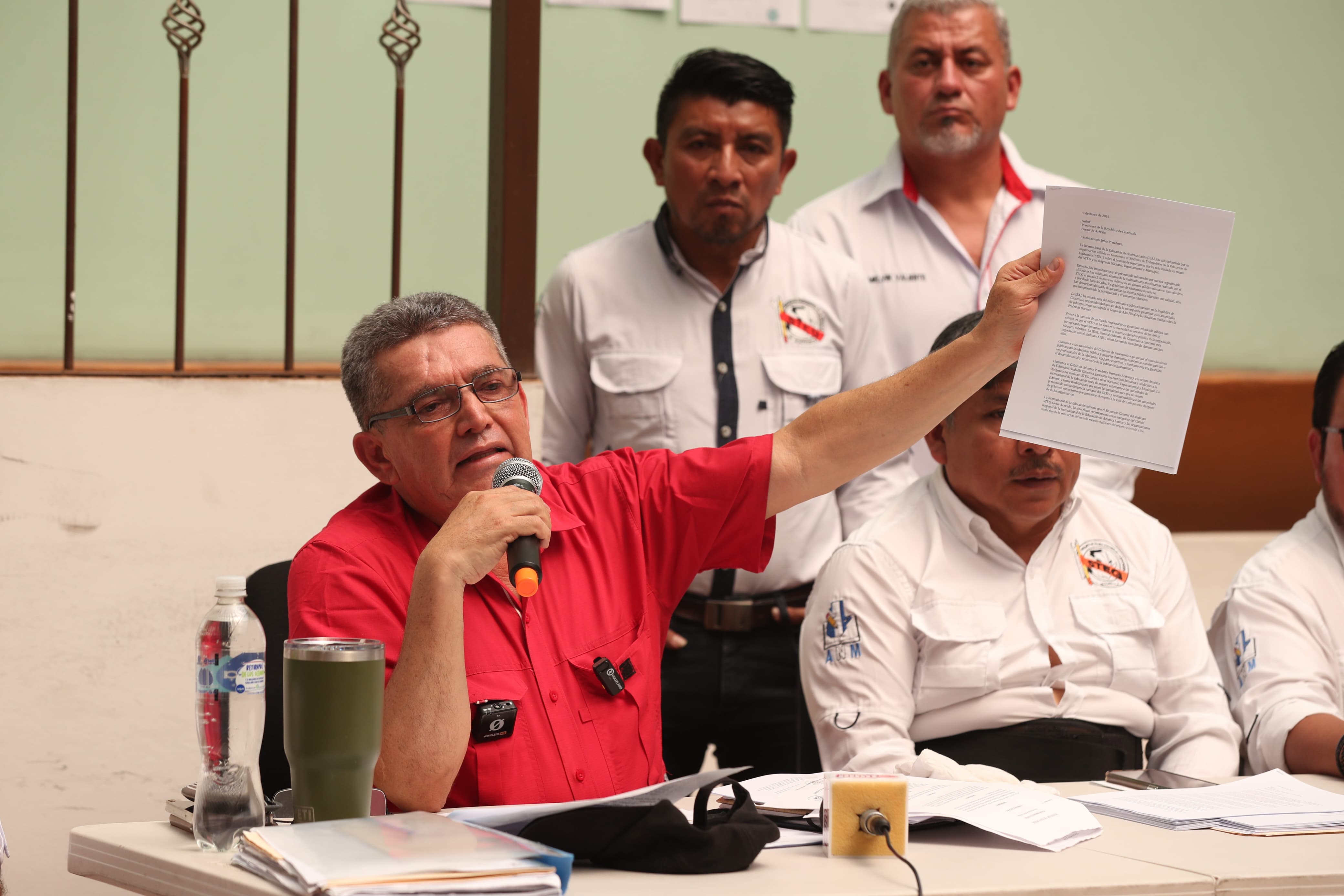 Joviel Acevedo, dirigente magisterial, justifica confidencialidad de negociaciones con Mineduc. (Foto Prensa Libre: María René Barrientos Gaytán)