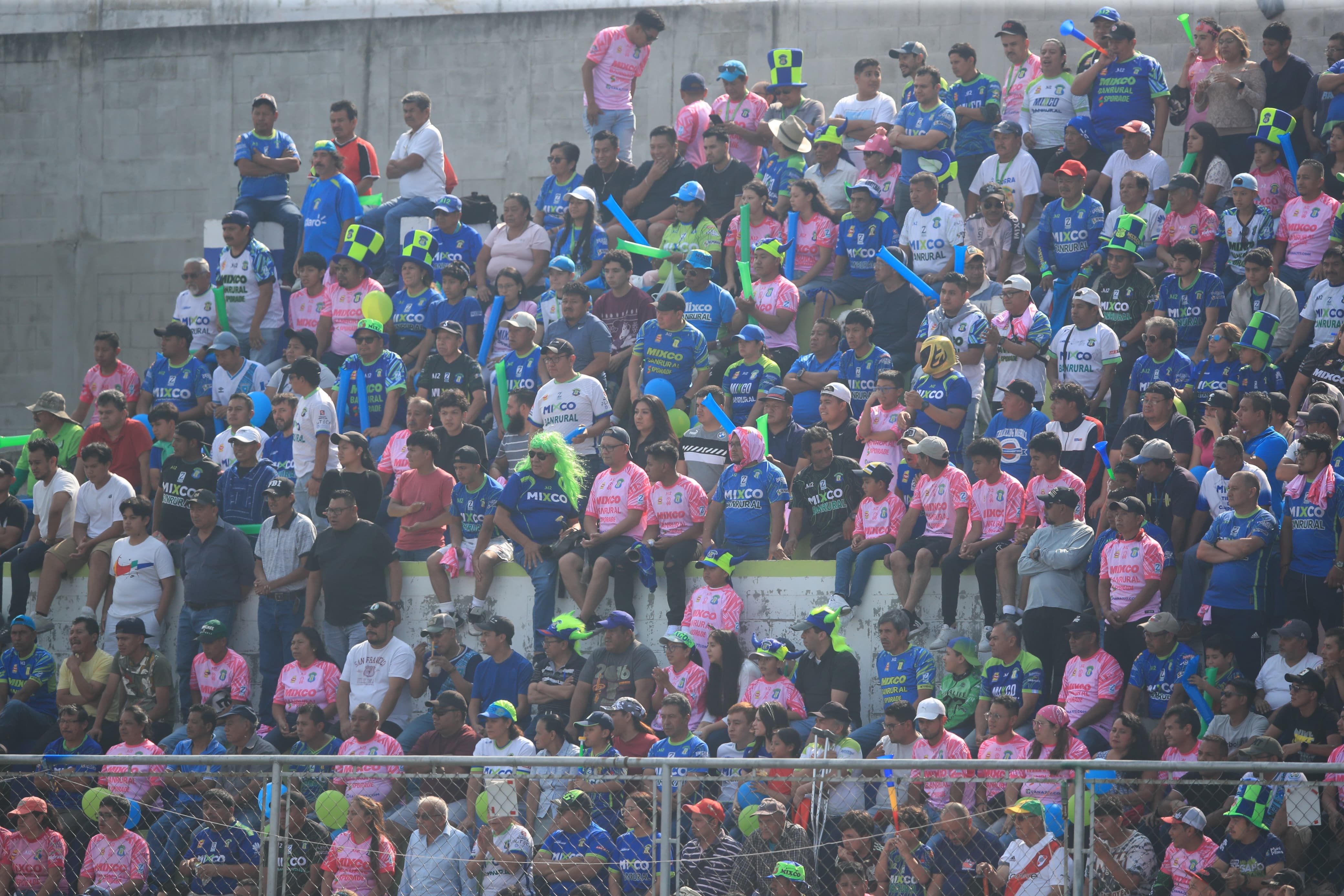 La afición de Mixco en un partido de liga en el estadio Santo Domingo.