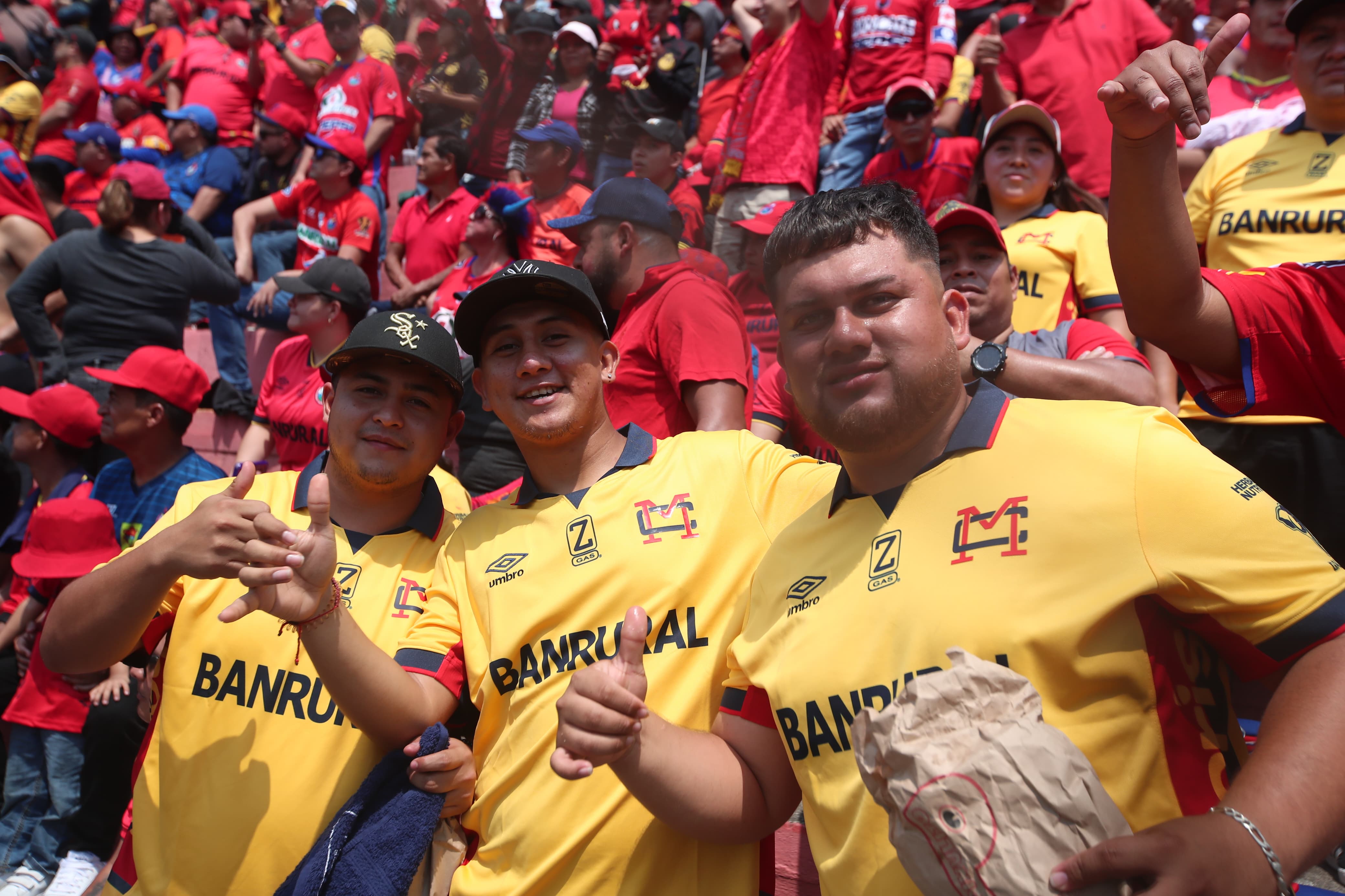 Aficionados de Municipal en el estadio Manuel Felipe Carrera "El Trébol".