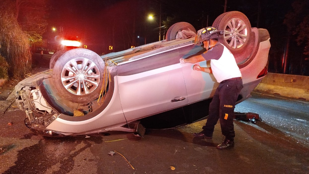 En el kilómetro 8 de la carretera a El Salvador se rescató a un conductor después de un accidente de tránsito. (Foto: Bomberos Voluntarios)