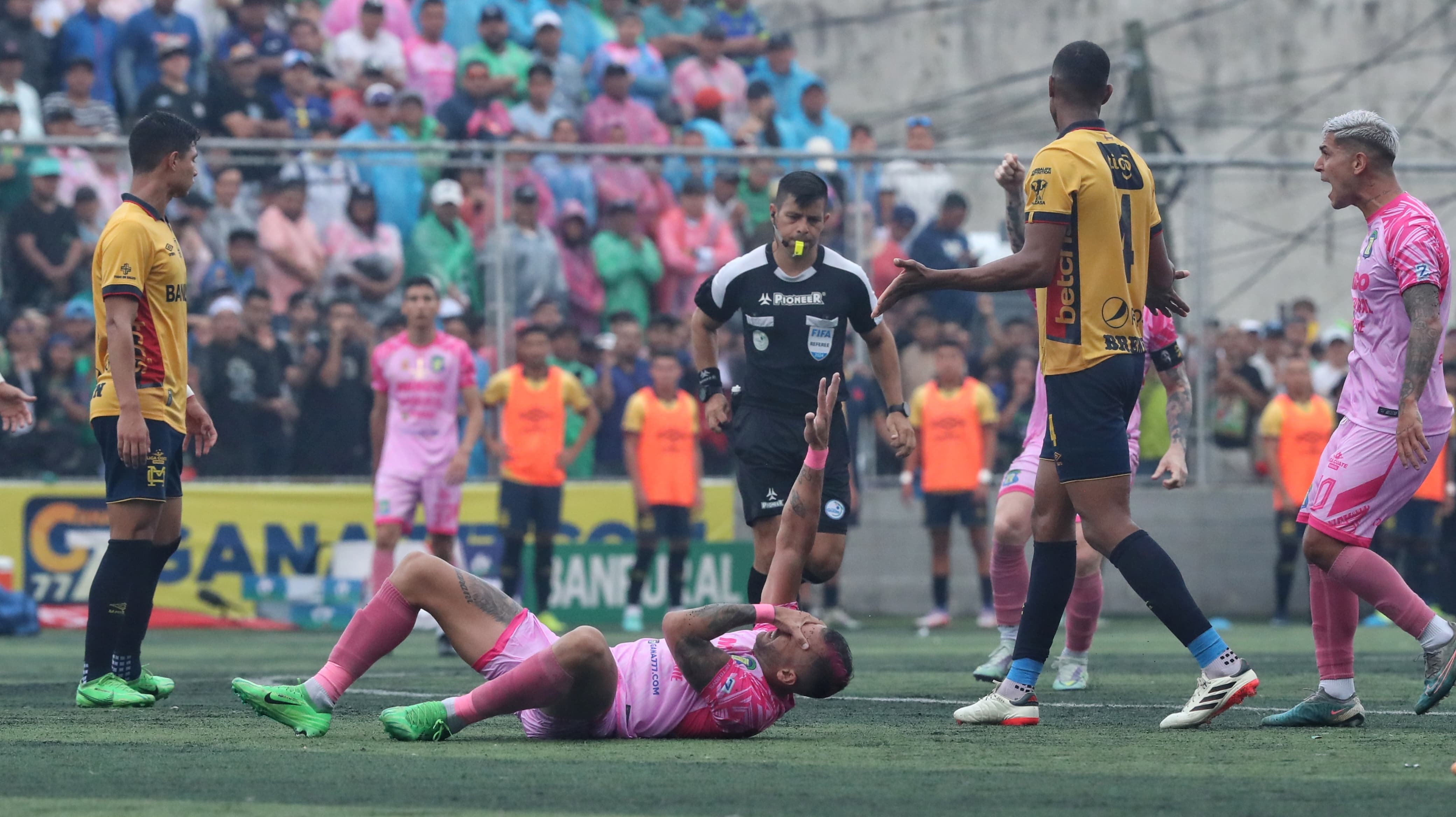 Caballero confiesa su cruce de palabras con Fariña en la final de ida entre Mixco y Municipal