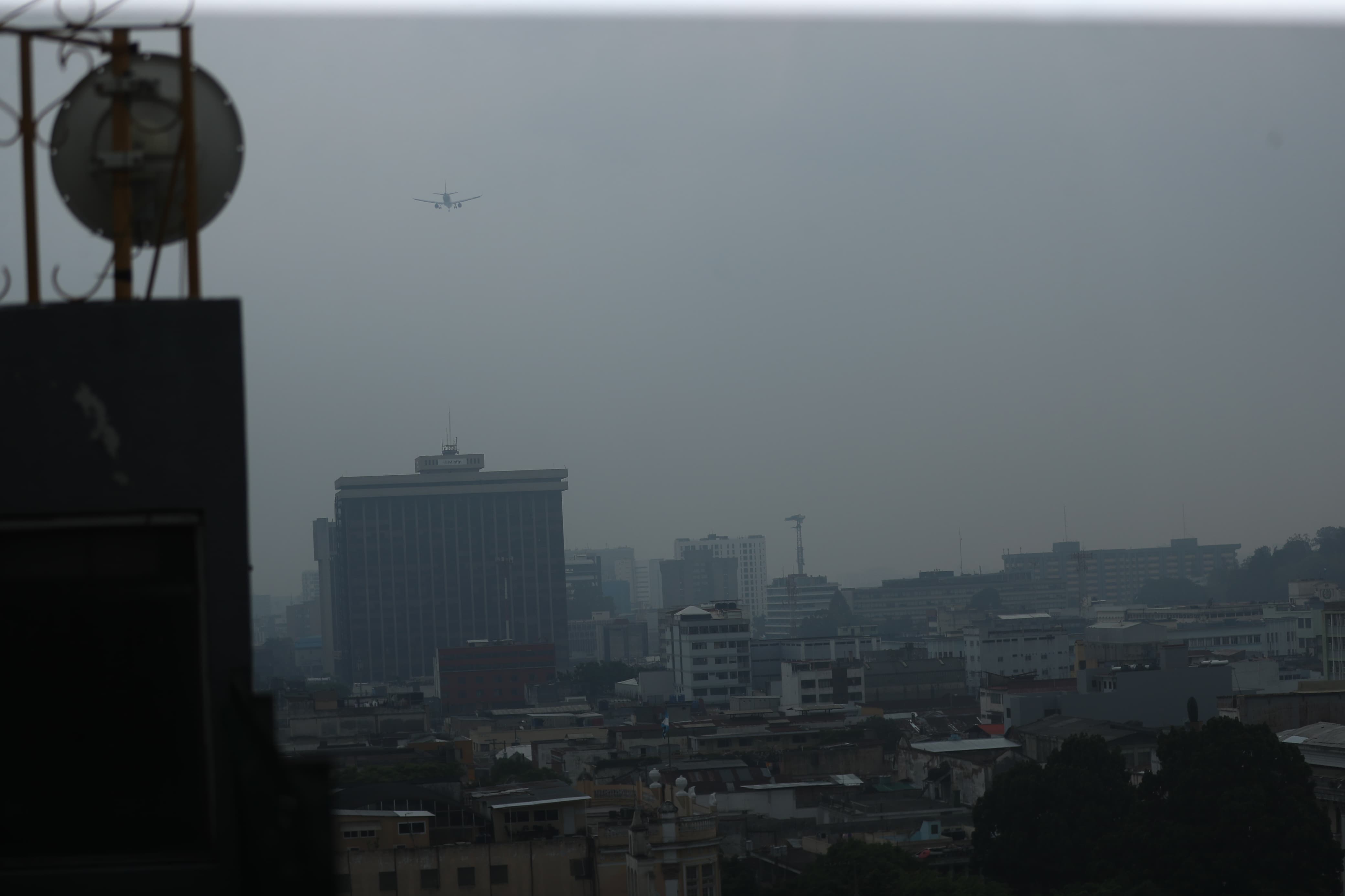 La calidad del aire es “extremadamente mala” en la capital este 21 de mayo. (Foto Prensa Libre: Esbin García)