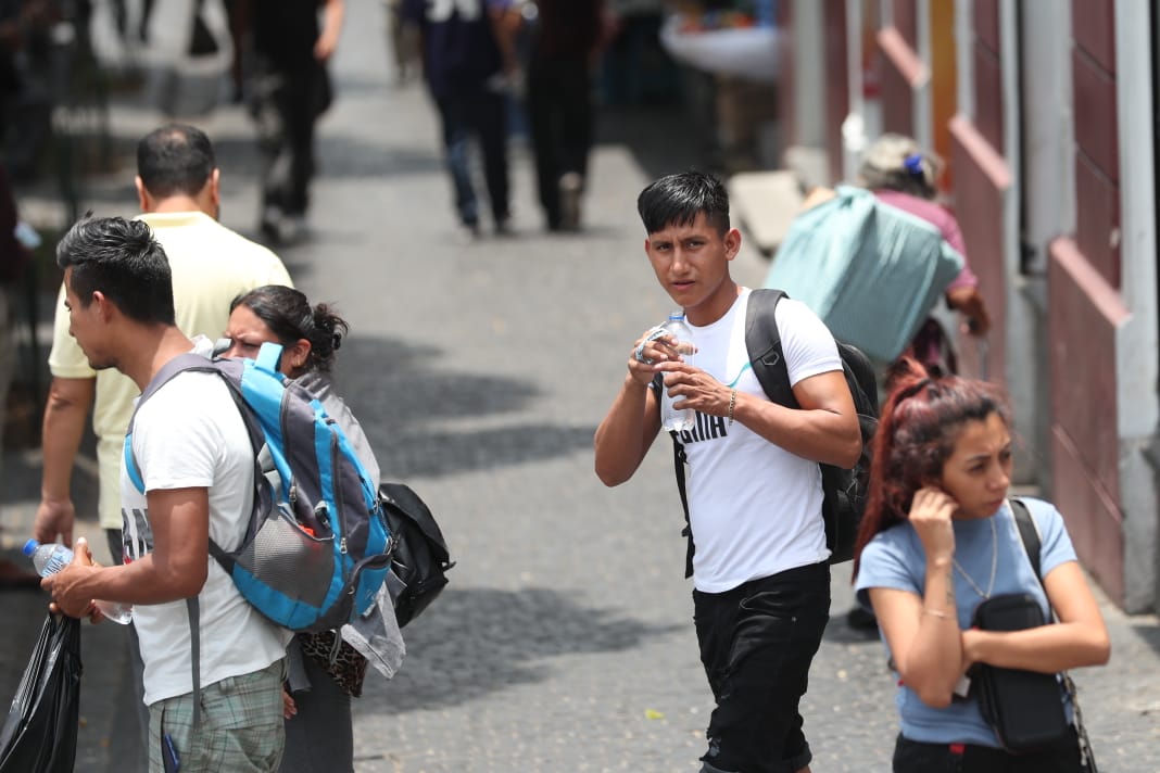Ola de calor: por qué no basta hidratarse solo con agua
