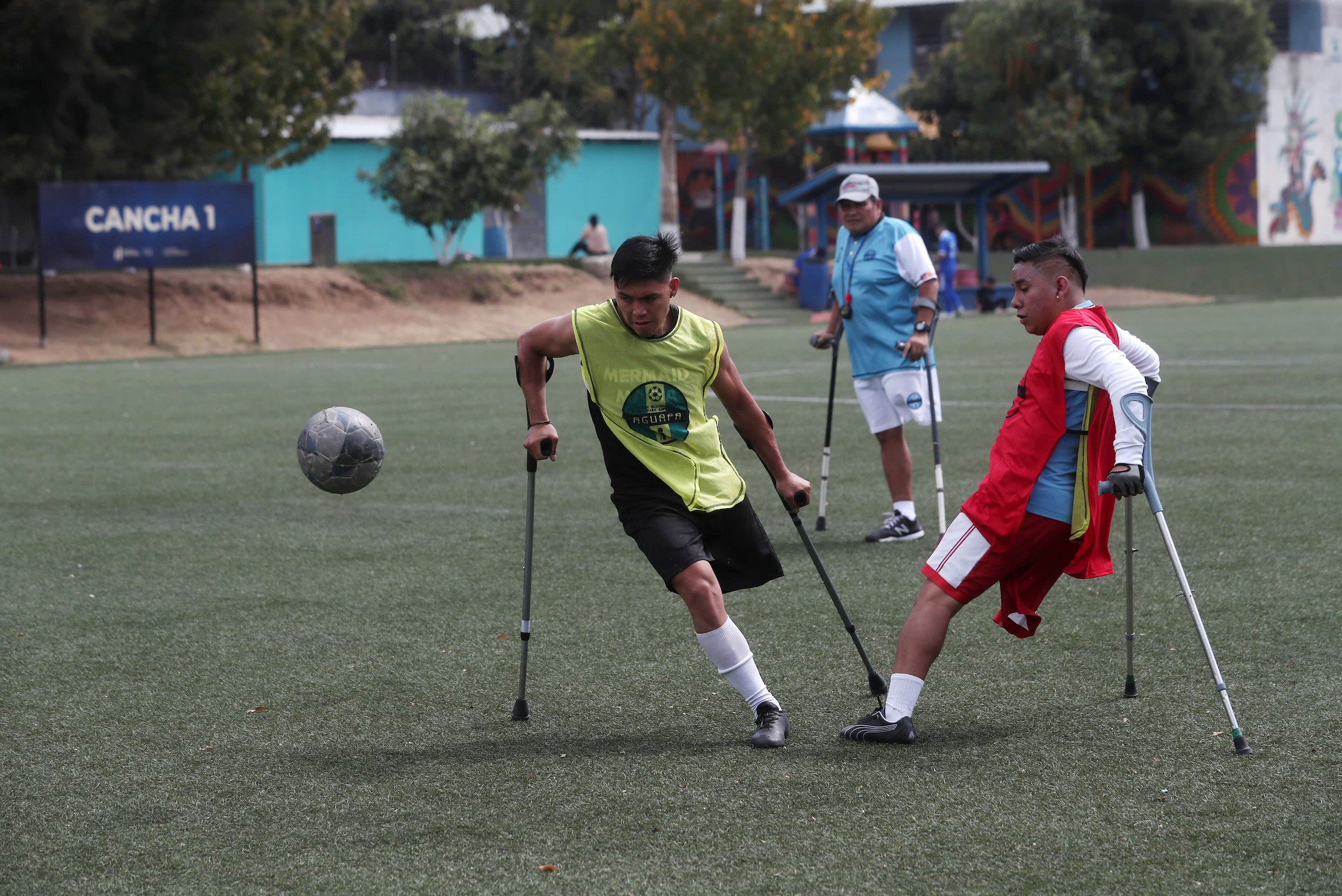 Kevin Alvarado es delantero de la Asociación Guatemalteca de Futbol para Amputados (Aguafa) y sueña con viajar a Panamá para jugar un partido amistoso con su equipo. (Fotografía Prensa Libre: Érick Ávila).