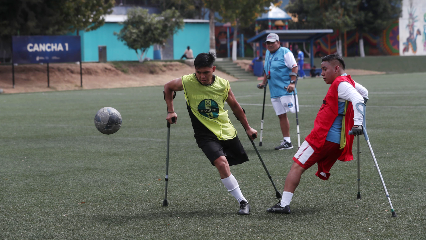 Kevin Alvarado es delantero de la Asociación Guatemalteca de Futbol para Amputados (Aguafa) y sueña con viajar a Panamá para jugar un partido amistoso con su equipo. (Fotografía Prensa Libre: Érick Ávila).