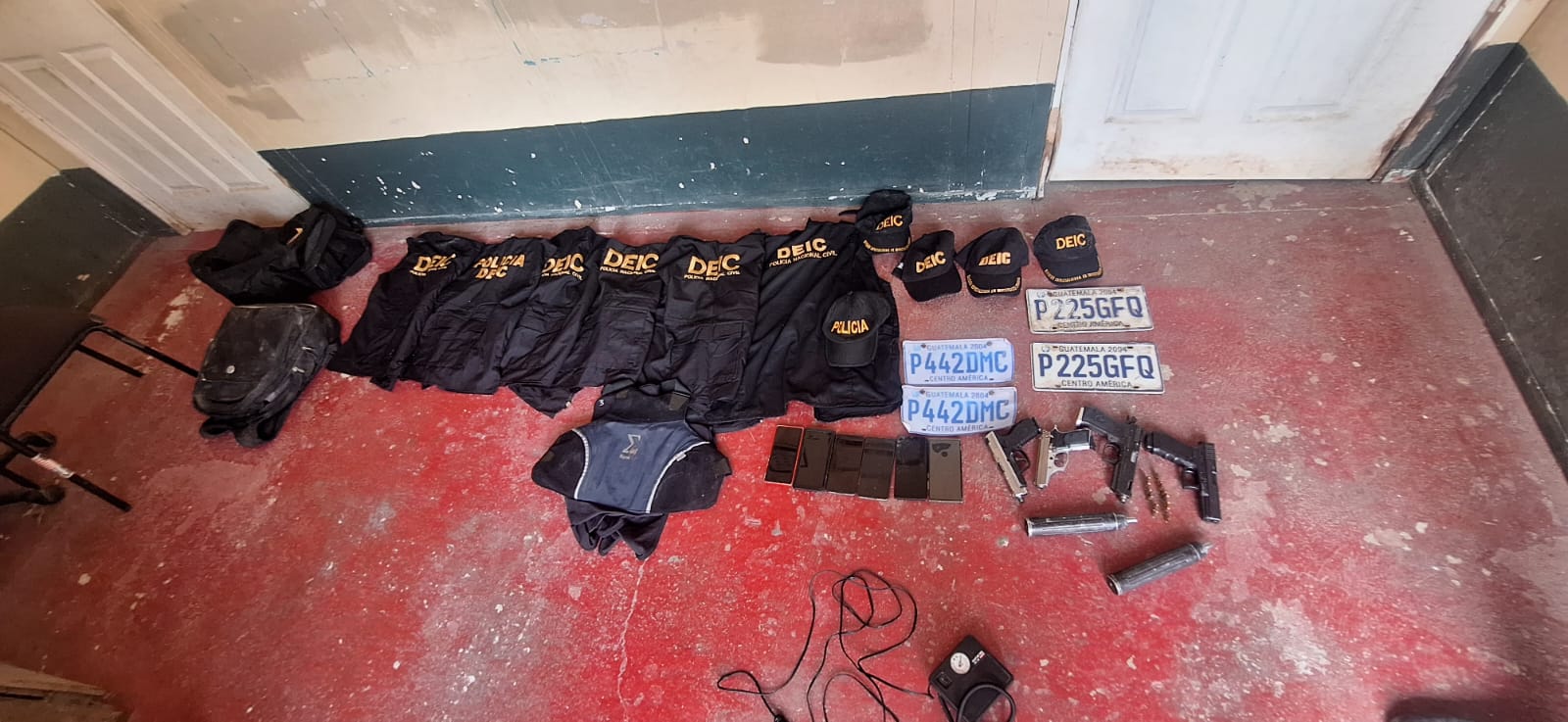 Cinco capturados en Alta Verapaz portaban chalecos y gorras con insignias policiales. (Foto Prensa Libre: PNC)