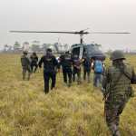 Dos hombres capturados en Petén son trasladados a la capital vía aérea. (Foto Prensa Libre: PNC)