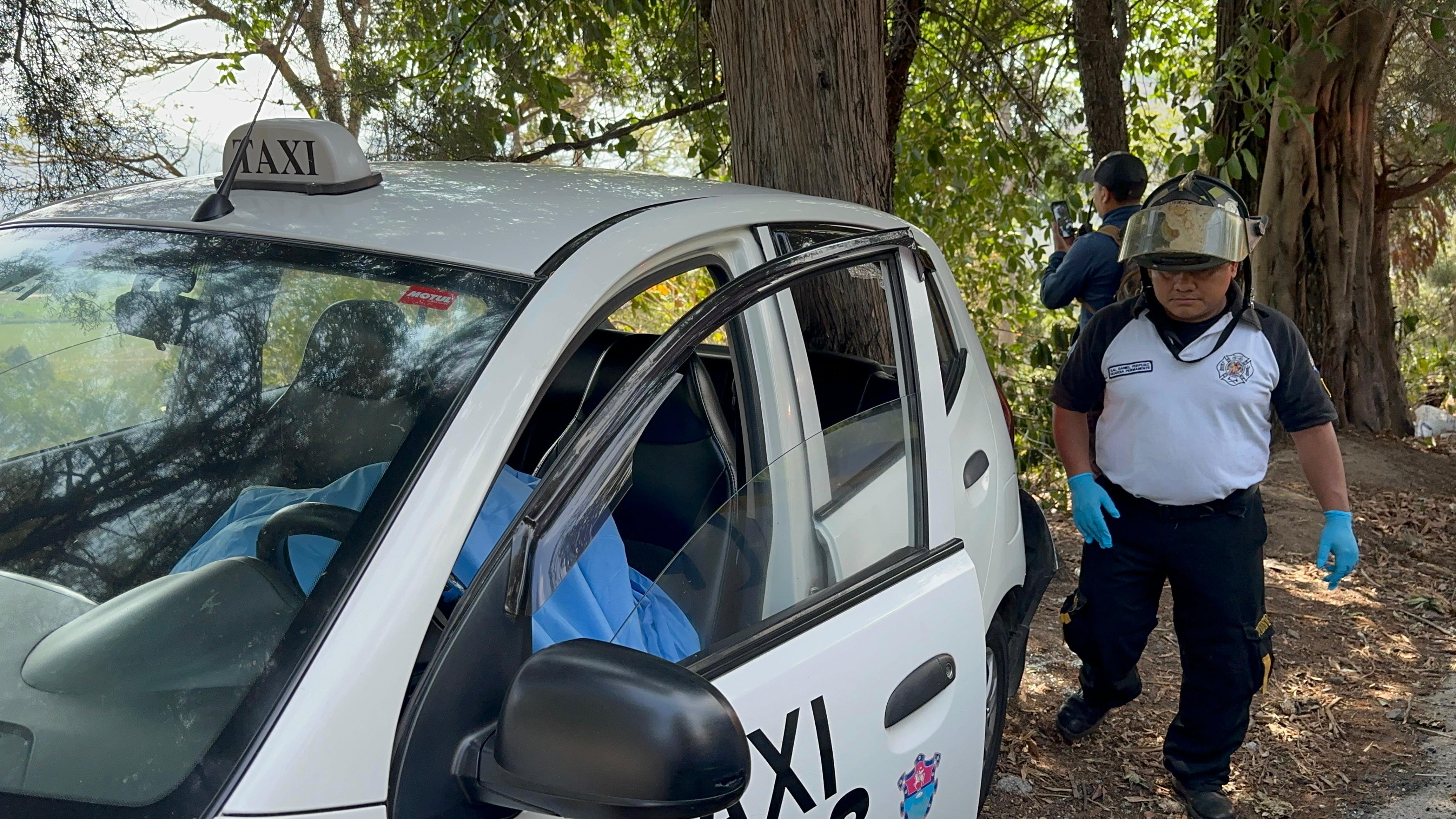 Bomberos hallan cadáver dentro de un taxi en Santa Elena Barillas