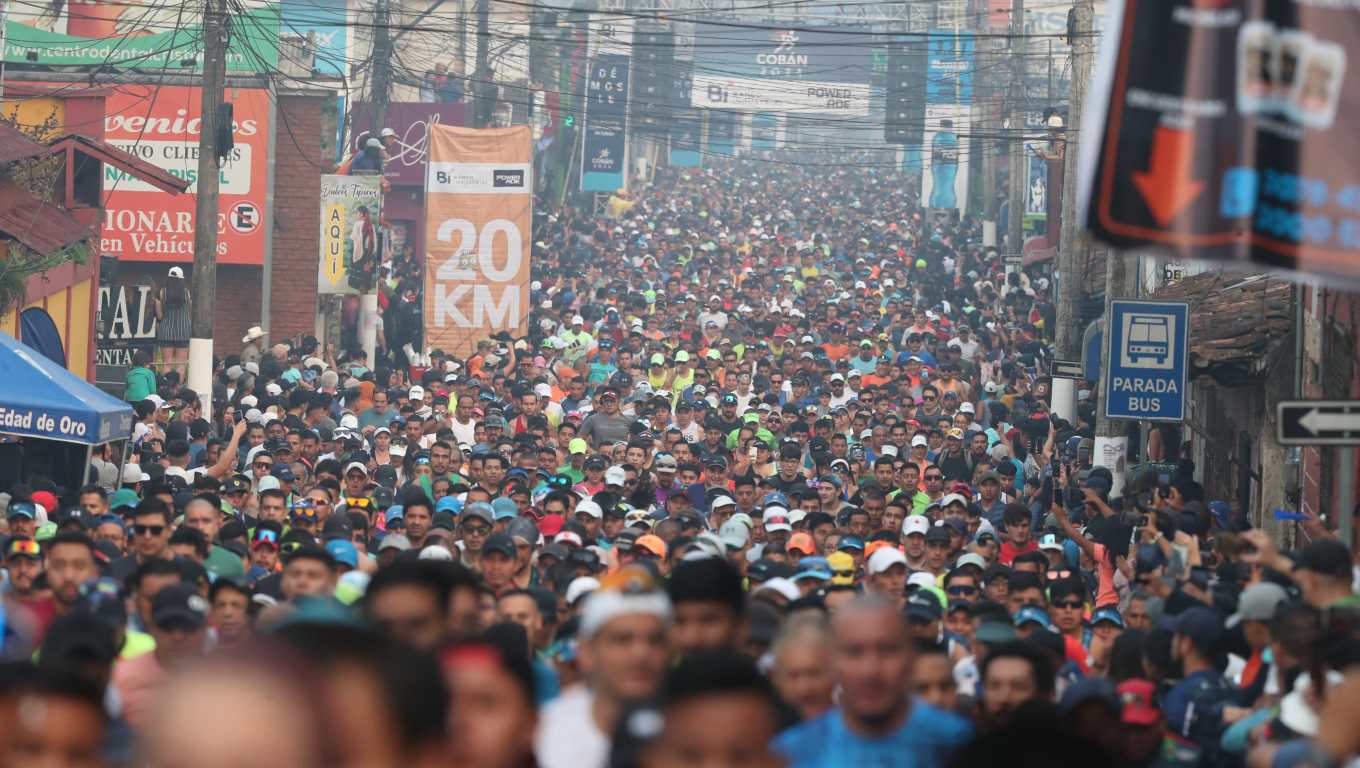 Más de ocho mil competidores fueron parte de la 48 edición del Medio Maratón de Cobán. Es una de las competencias de mayor exigencia en el país, donde participan experimentados corredores de varias partes del mundo. Fotografía Prensa Libre: Érick Ávila)