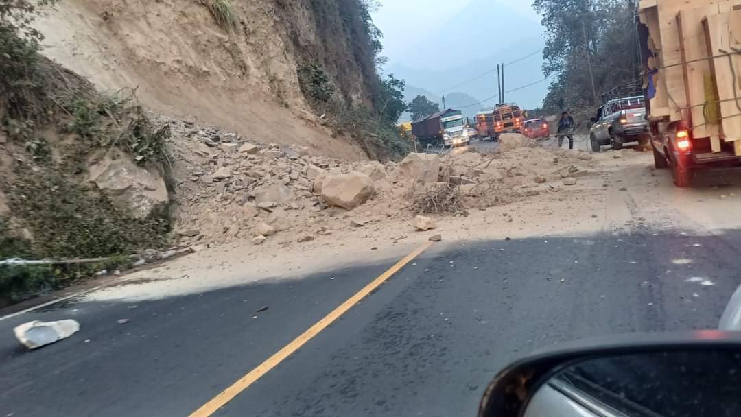 Usuarios de redes sociales reportan derrumbes en la ruta Cito – Zarco luego del temblor de este 12 de mayo. (Foto Prensa Libre: Conred)