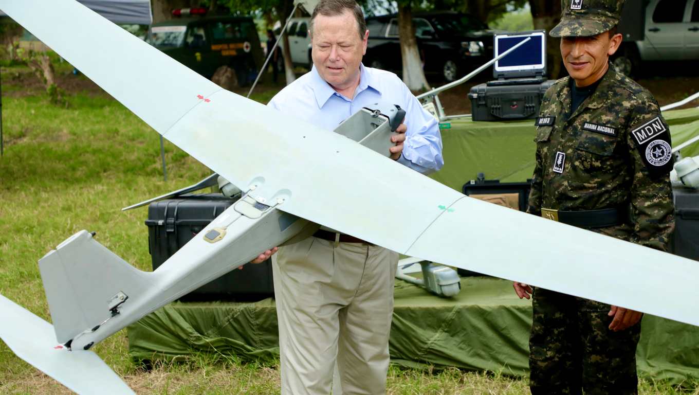 Estados Unidos entrega drones a El Salvador para vigilar "cruces ilegales" de migrantes